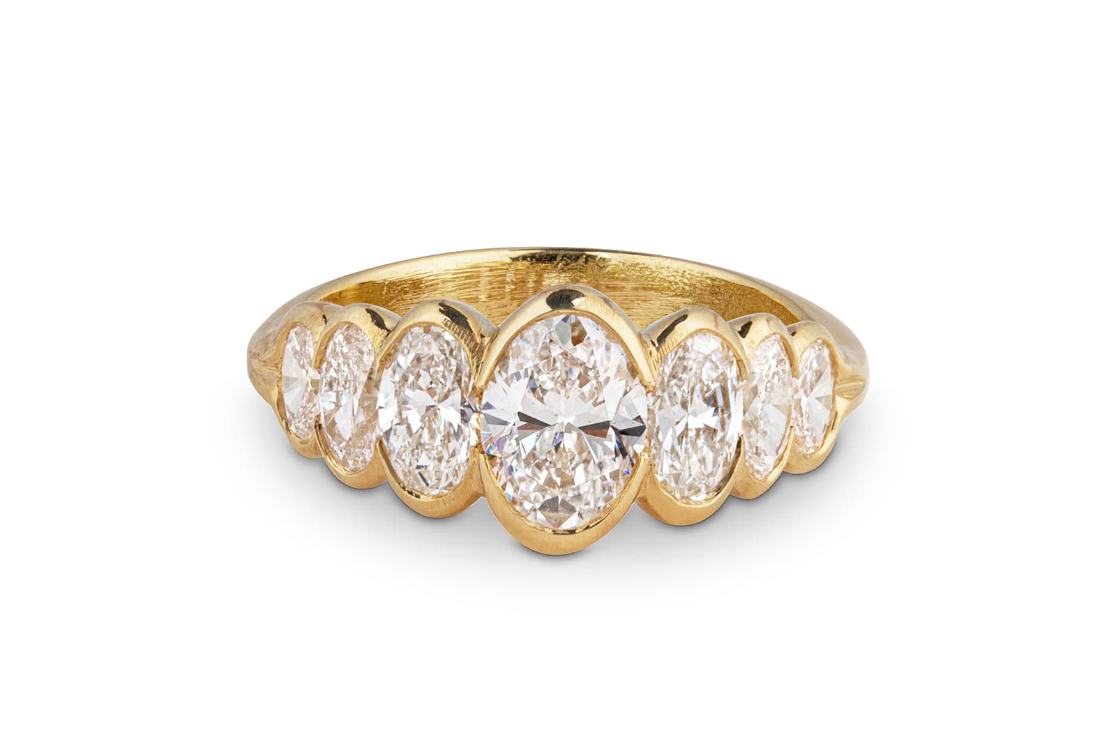 Jessie Thomas Scalloped ring in 18k gold with seven oval-shaped diamonds