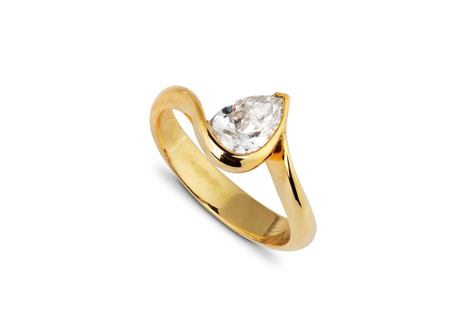  Jessie Thomas Curving ring in 18k gold with a pear-shaped diamond