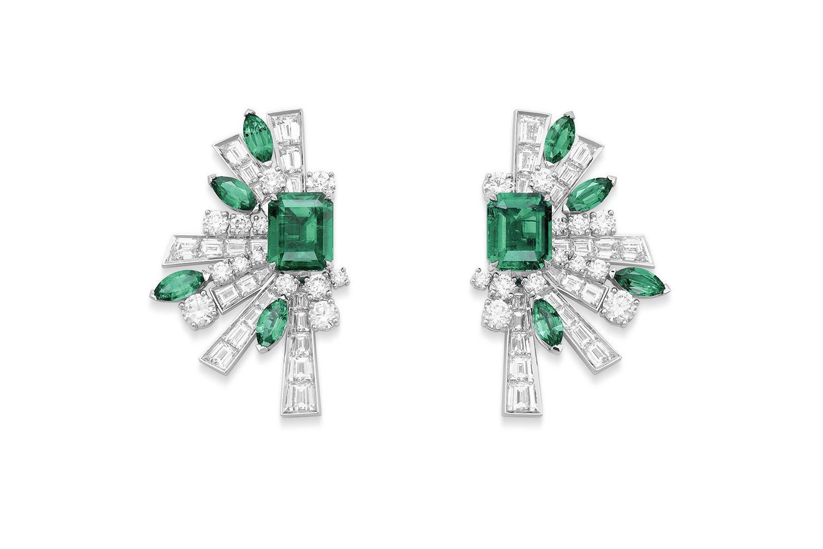  The Piaget Magical Aurora earrings with emeralds and diamonds from the Extraordinary Lights High Jewellery Collection