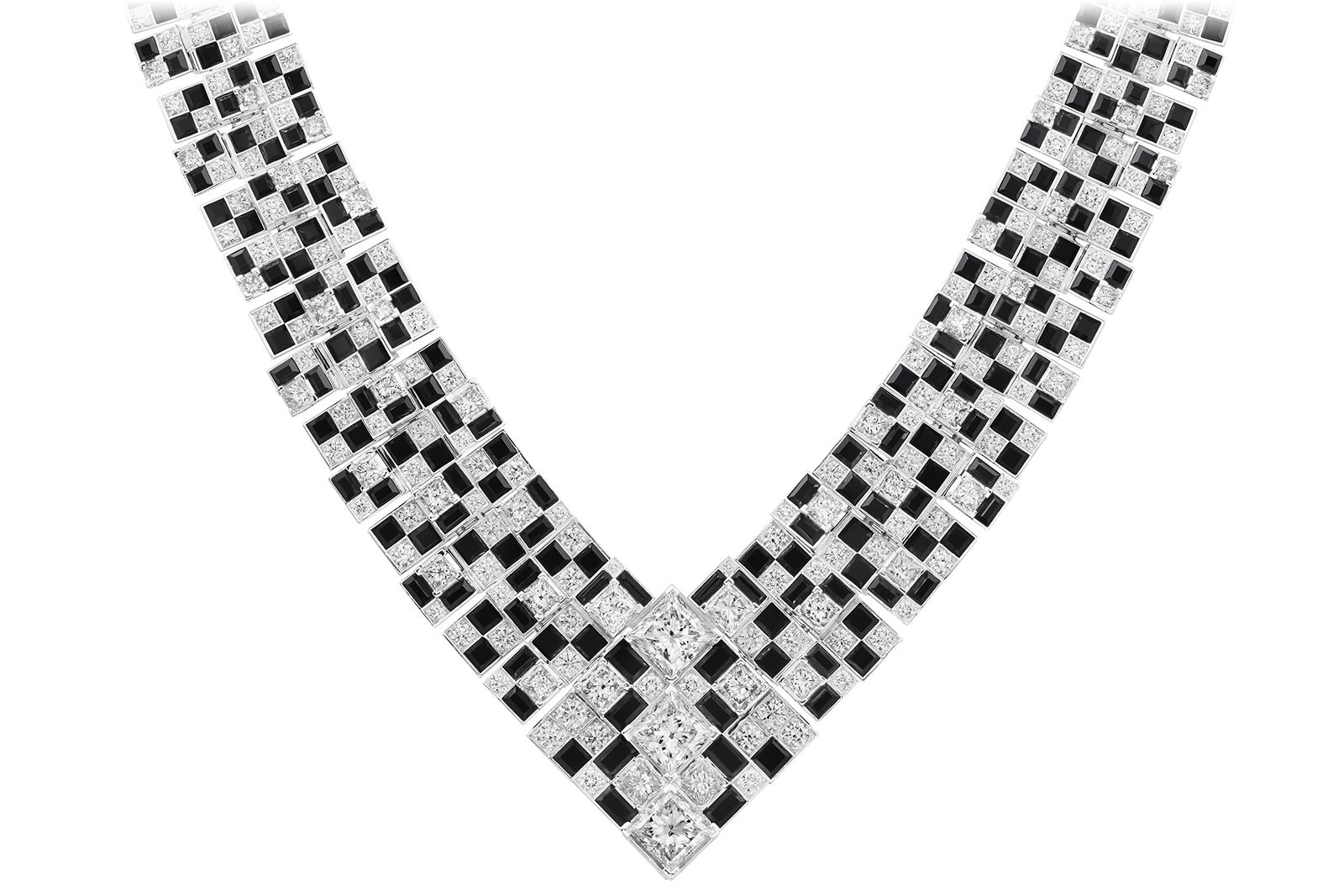  The pattern of black and white on the front of the Cartier Meride necklace is exactly reversed on the back