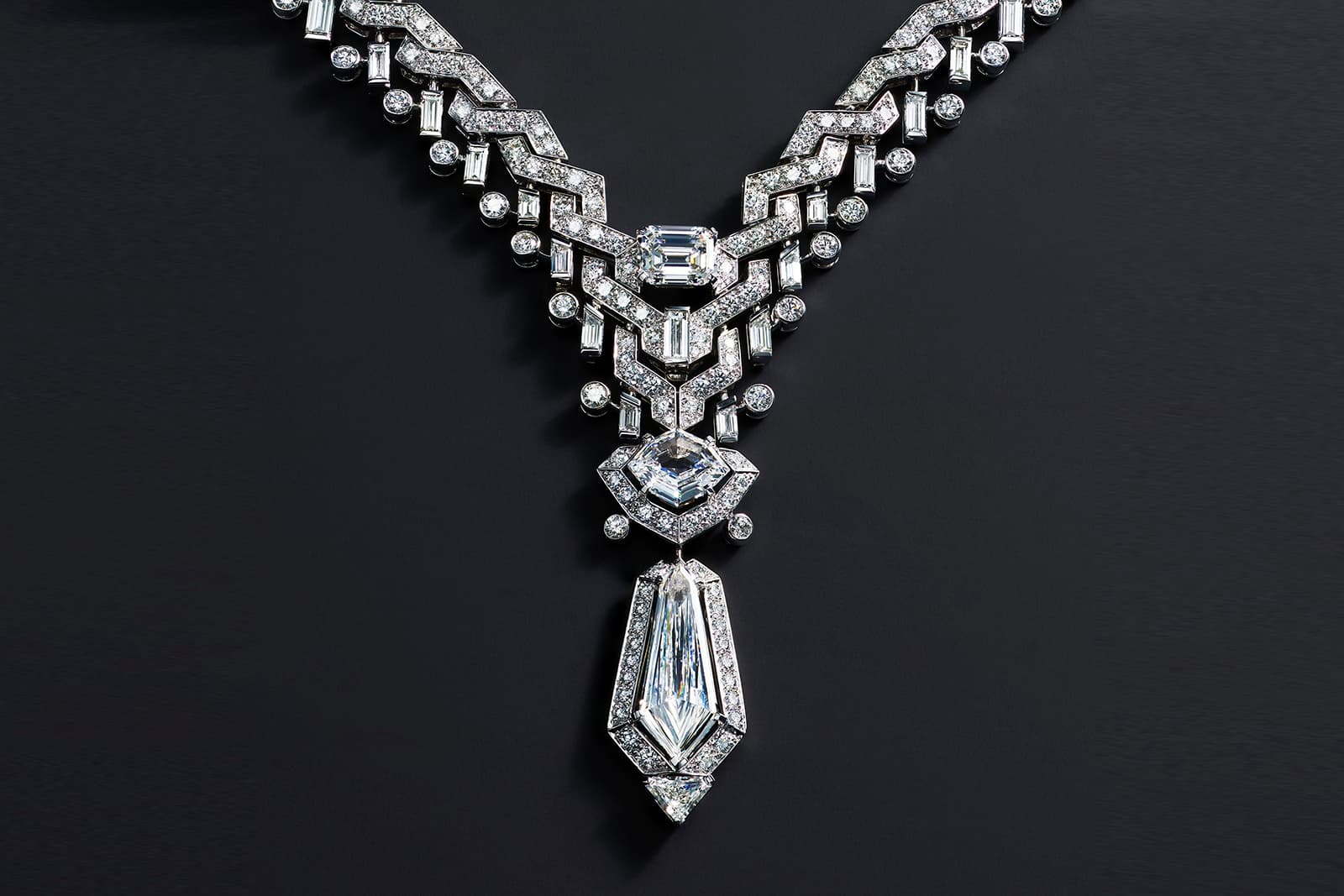  The Cartier Coruscant necklace includes a kite-shaped diamond of three carats and an octagon-shaped diamond of 1.62 carats 