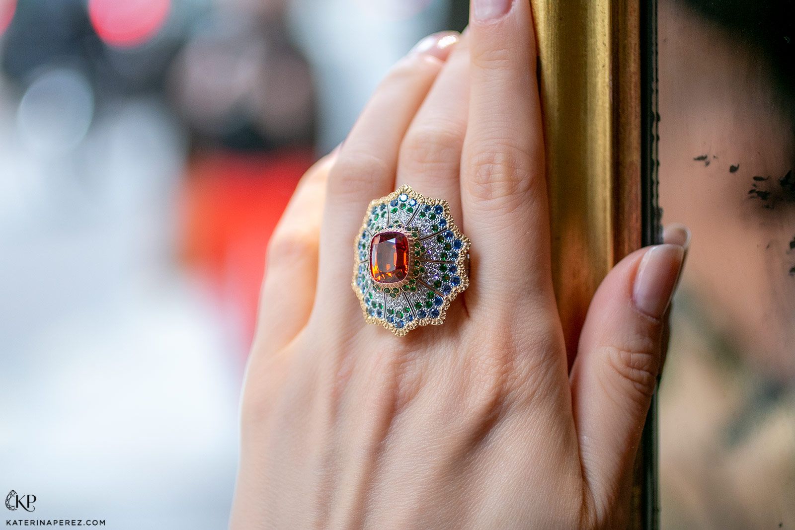 Коктейльное кольцо Buccellati Damascena с бриллиантами, цаворитами, сапфирами и 7.03-каратной шпинелью из коллекции Il Giardino di Buccellati