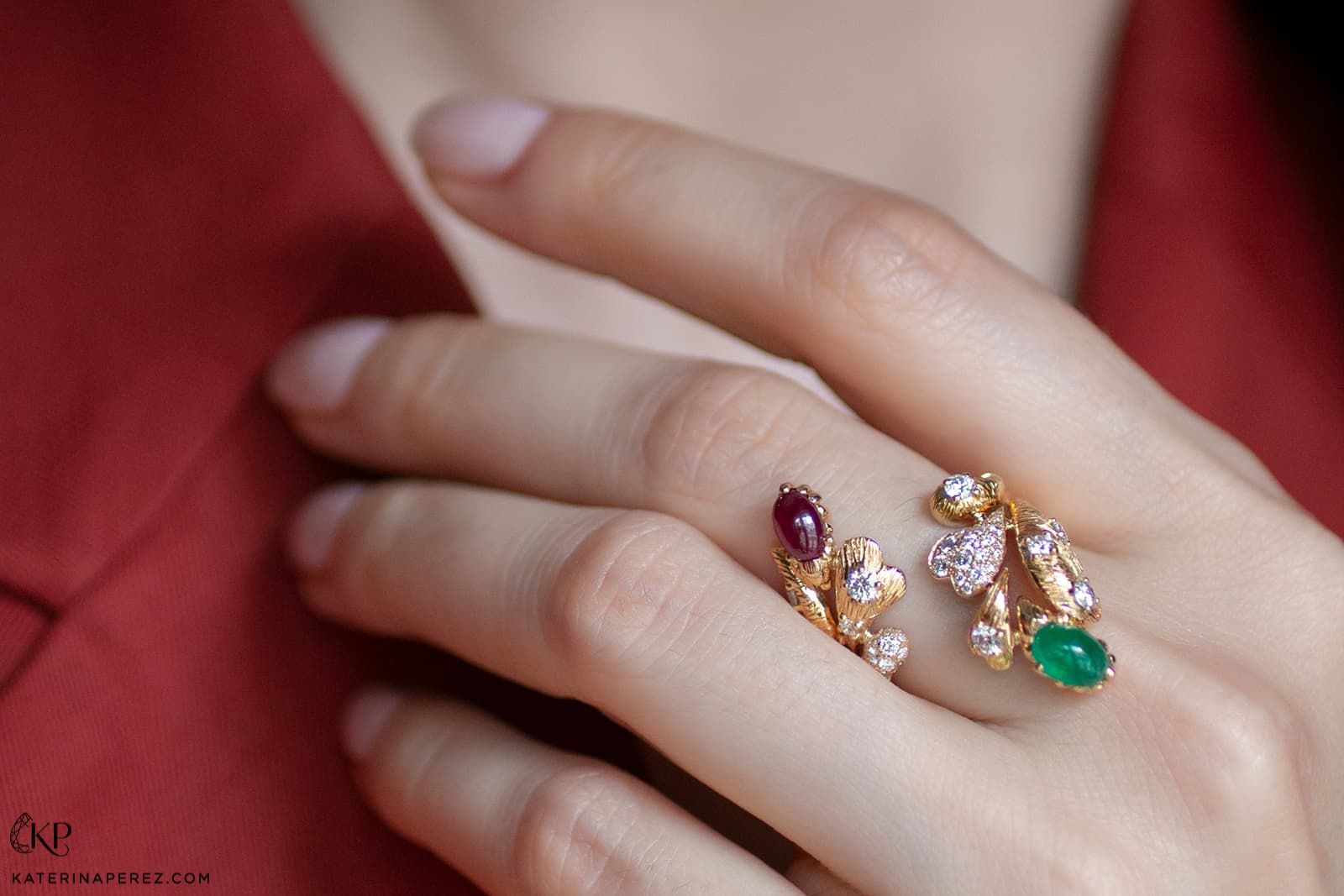  MATHON Paris Chêne cabochon ring in yellow gold with diamonds, an emerald cabochon and a ruby cabochon