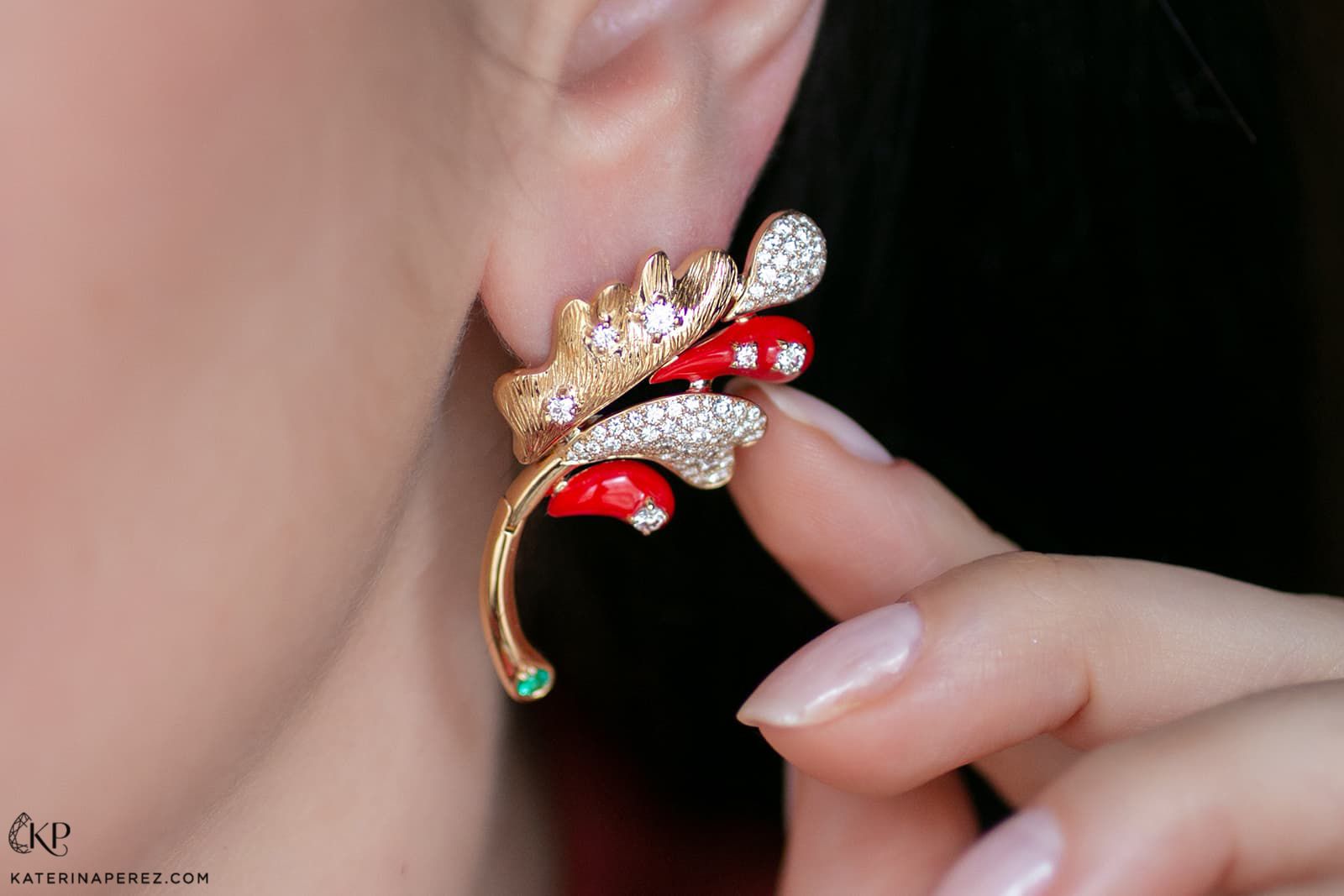  MATHON Paris Chêne cabochon earring in yellow gold with 91 diamonds, four emeralds and a ruby