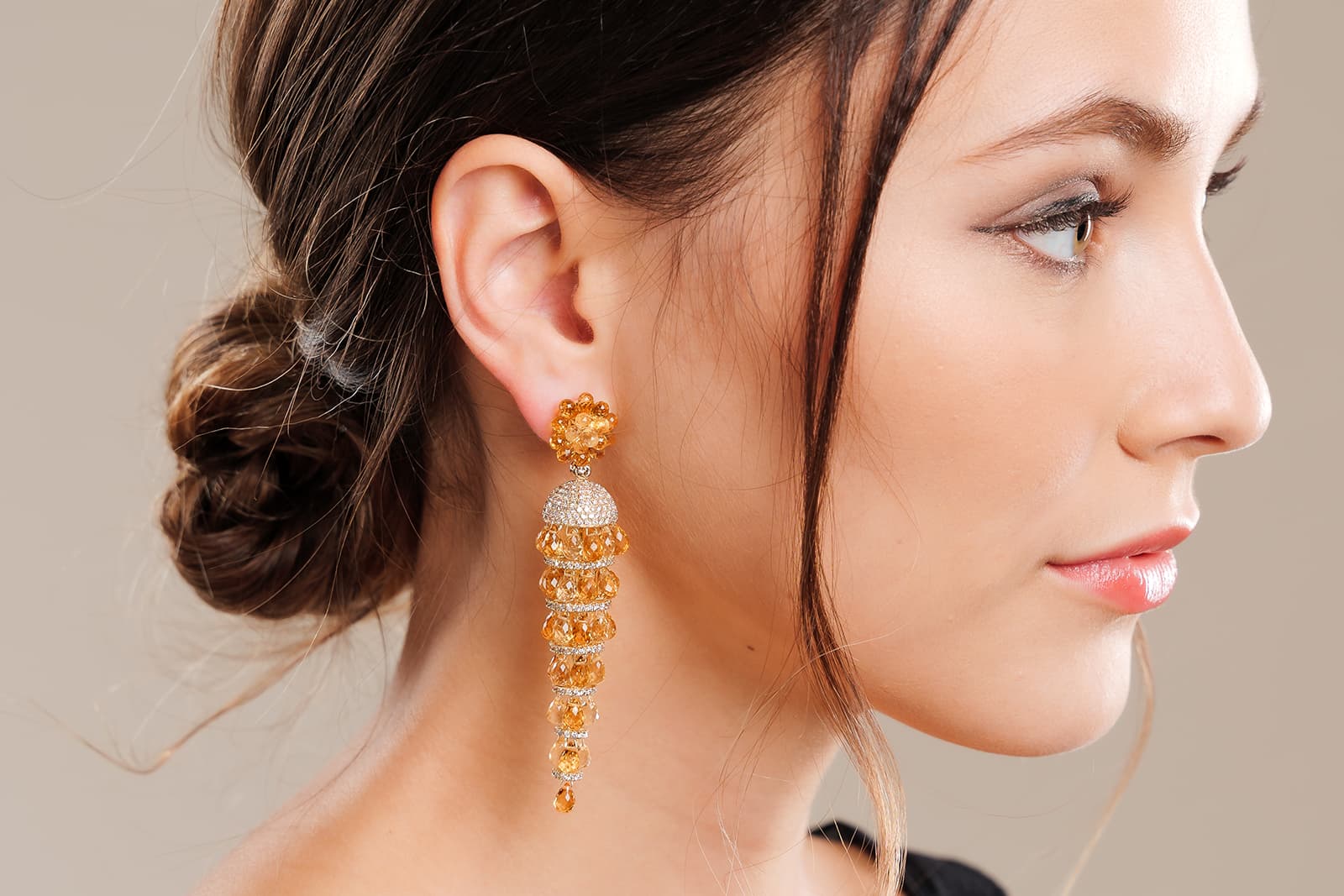  Sunita Nahata Chandelier earrings with briolette-cut coloured gemstones 