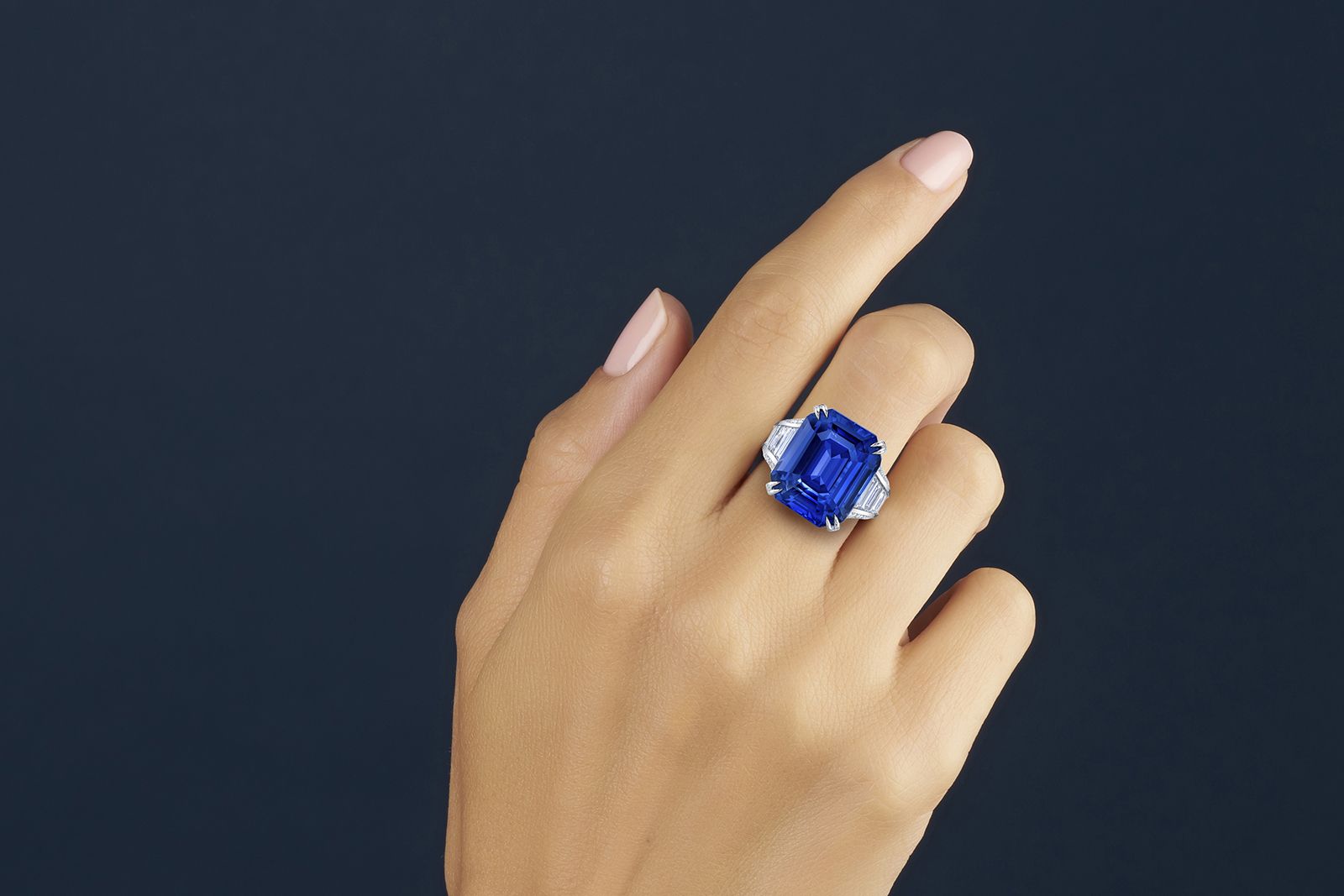  Omi Privé ring in platinum with a 21.19 carat emerald-cut sapphire and 3.04 carats of diamonds