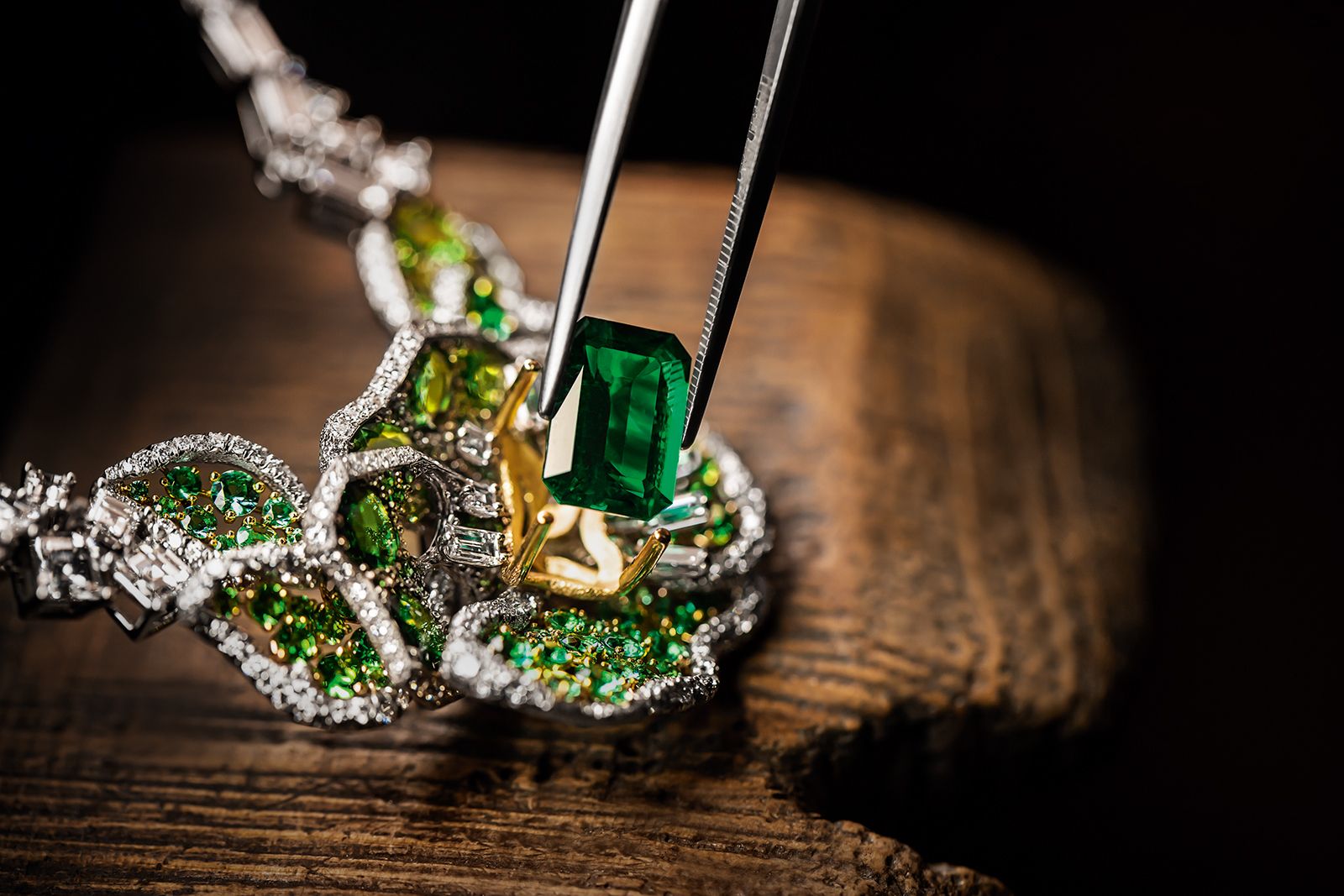  Creating the Rose Vitrail Emerald necklace in white and yellow gold, platinum, diamonds, emerald and tsavorite garnets