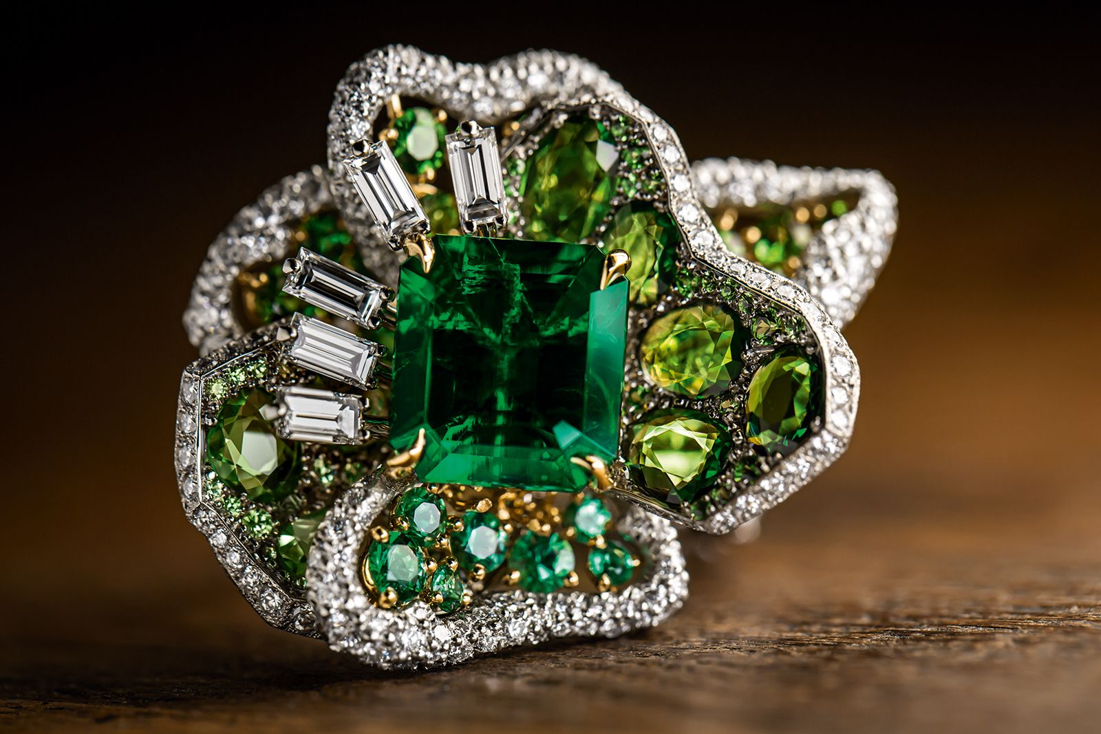  Dior Rose Rose Vitrail Emerald ring in white and yellow gold, platinum, diamonds, emerald and tsavorite garnets