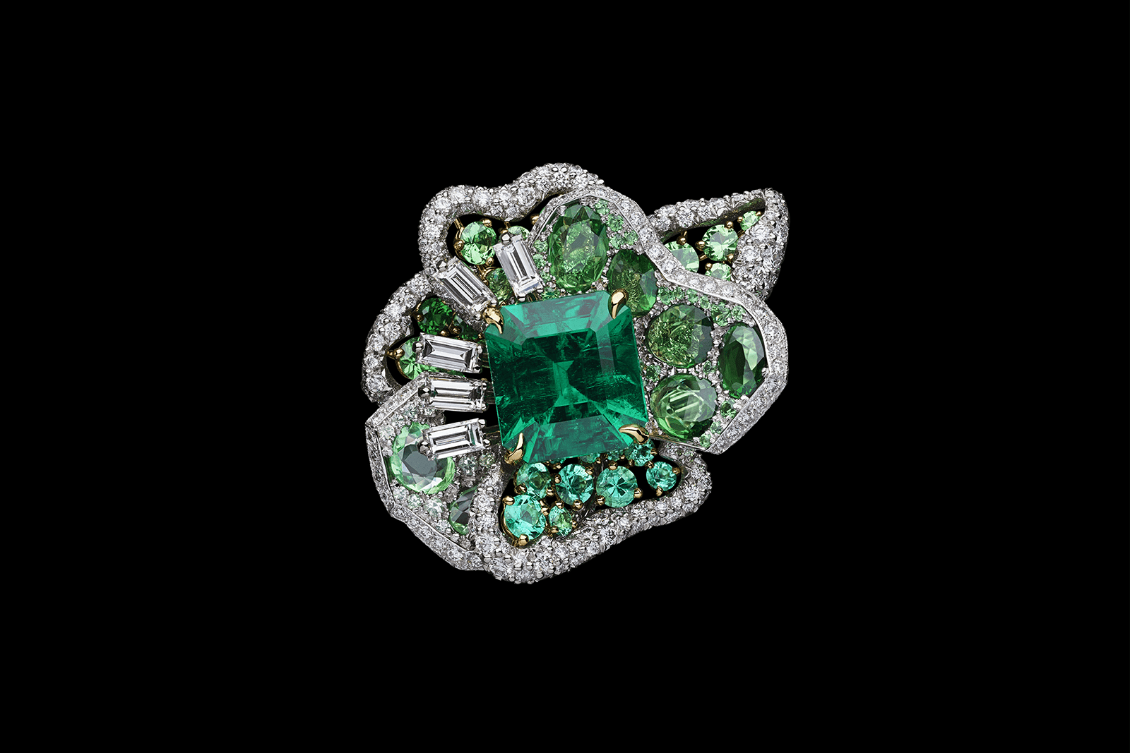  Dior Rose Rose Vitrail Emerald ring in white and yellow gold, platinum, diamonds, emerald and tsavorite garnets