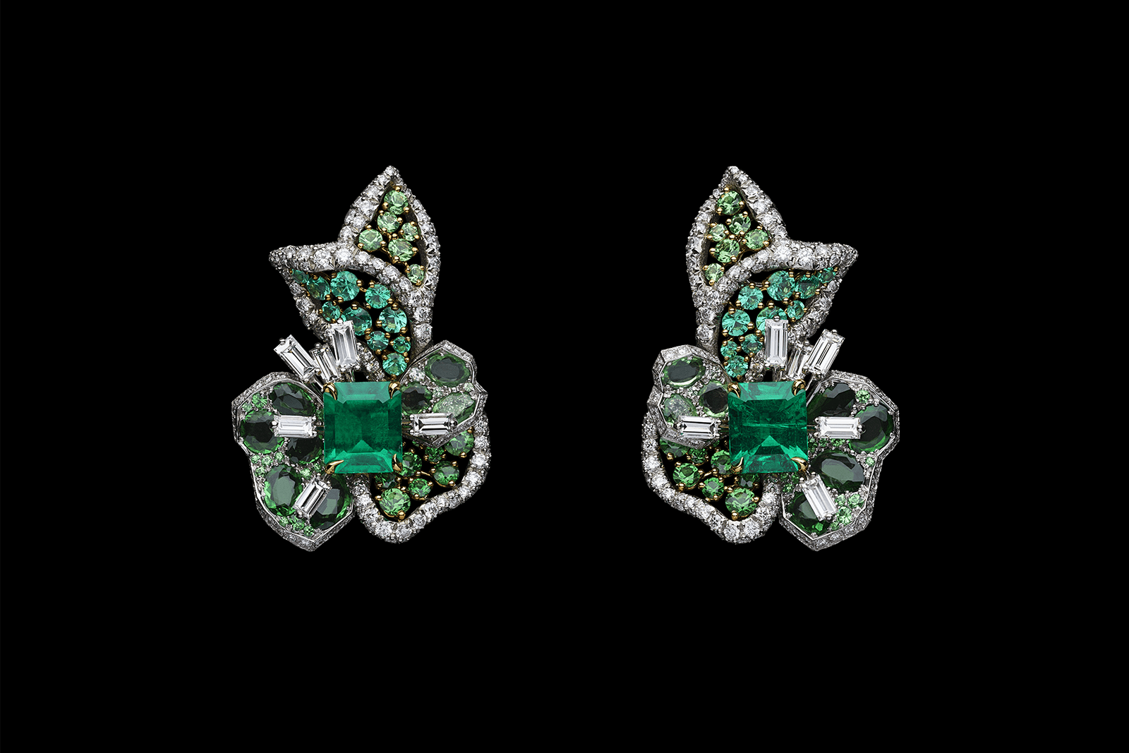  Dior Rose Rose Vitrail Emerald earrings in white and yellow gold, platinum, diamonds, emerald and tsavorite garnets
