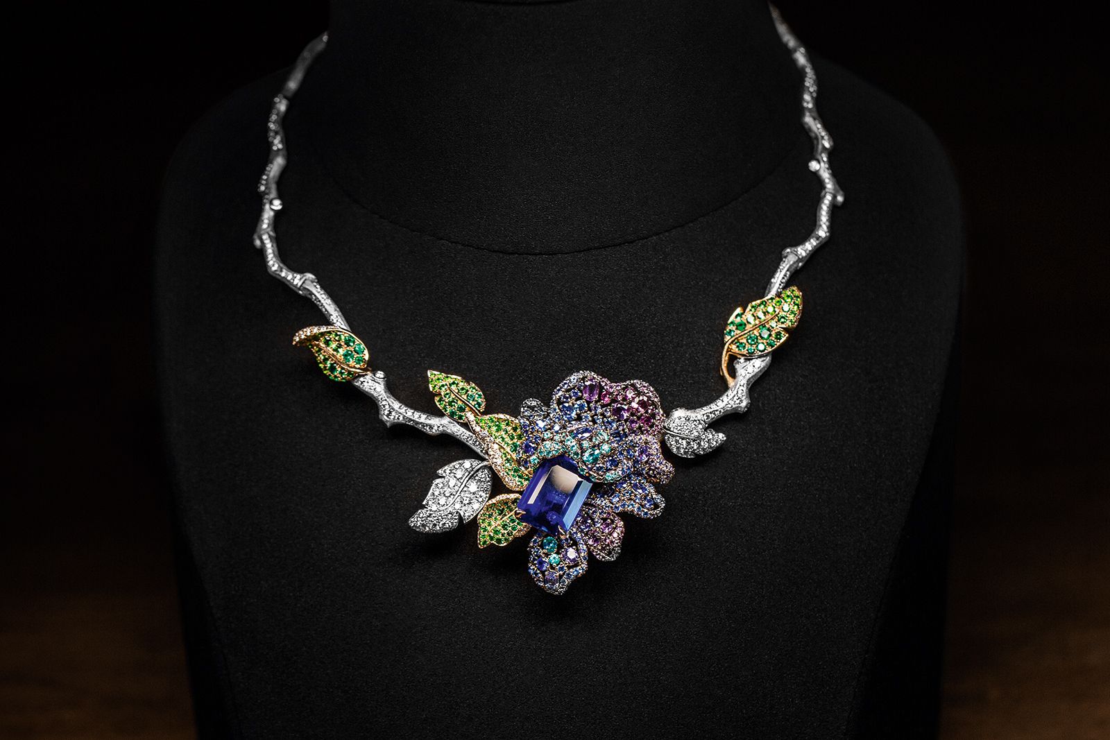  Dior Rose Rose Mantique Sapphire necklace in white and yellow gold, diamonds, sapphires, purple sapphires, rhodolite, garnets, amethysts, tsavorite garnets, paraiba-type tourmalines, demantoid garnets and emeralds