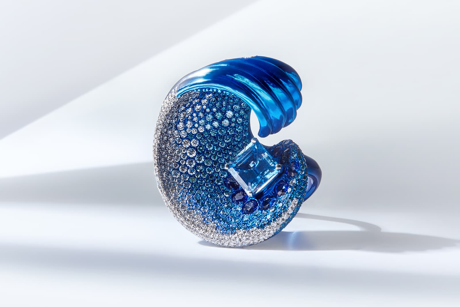 Faith Jewels Wave ring with a Santa Maria blue aquamarine