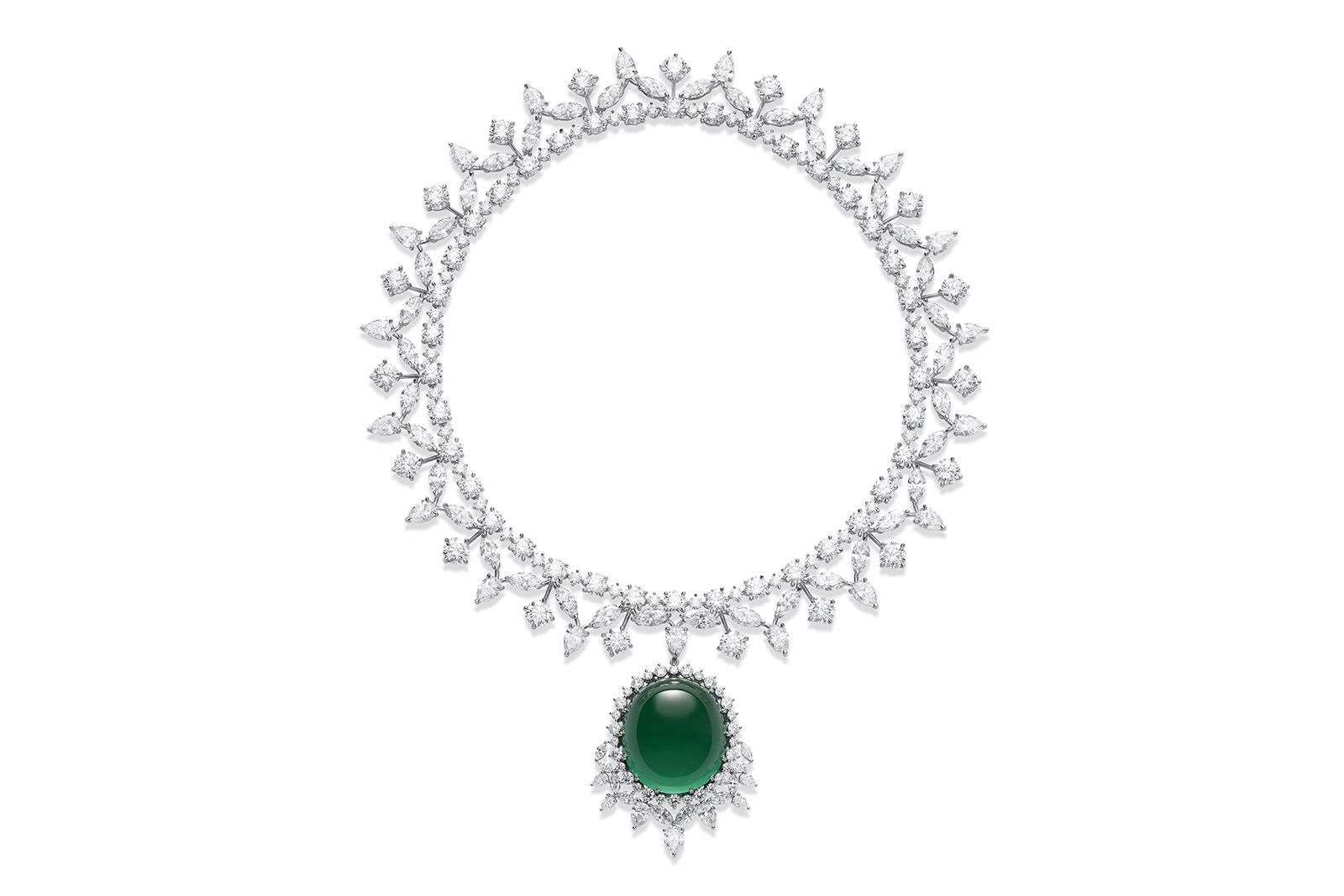  Chopard necklace from The Red Carpet collection in ethical Fairmined-certified 18k white gold featuring an emerald cabochon weighing 112.27 carats and set with round-shaped, pear-shaped and marquise-cut diamonds totalling 116.81 carats