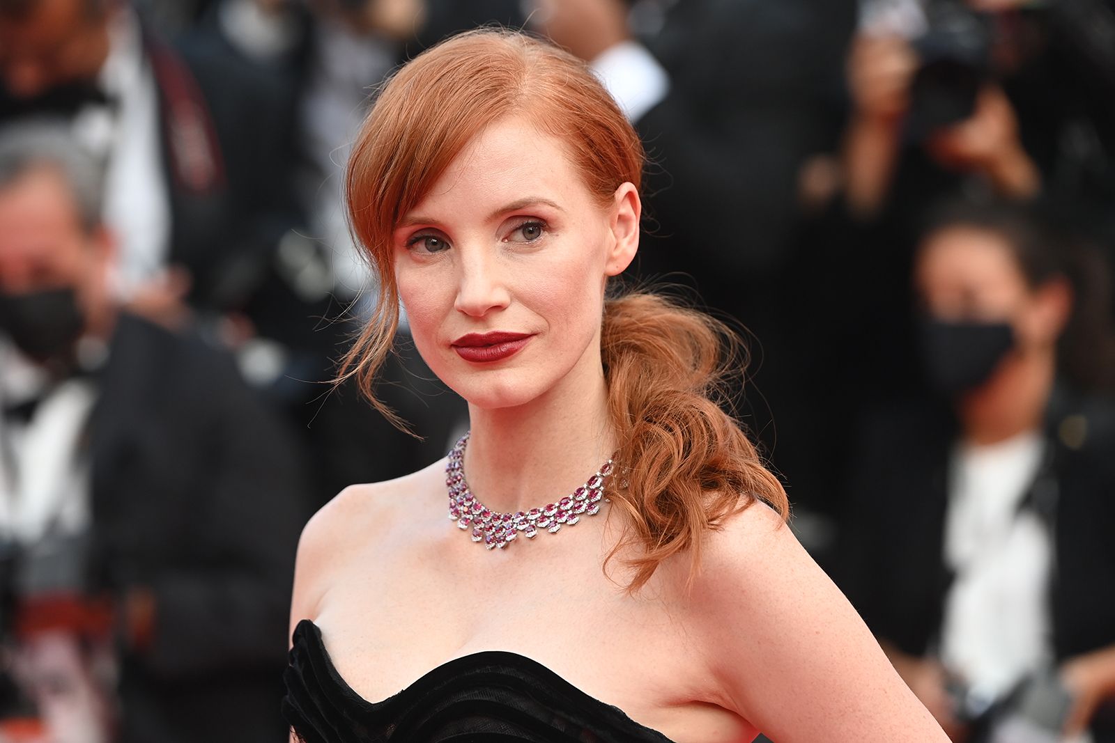  American Actress Jessica Chastain in a Chopard necklace in 18ck white Fairmined-certified gold featuring 112.52 carats of oval-shaped rubies and 13.57 carats of diamonds from theHaute Joaillerie Collection