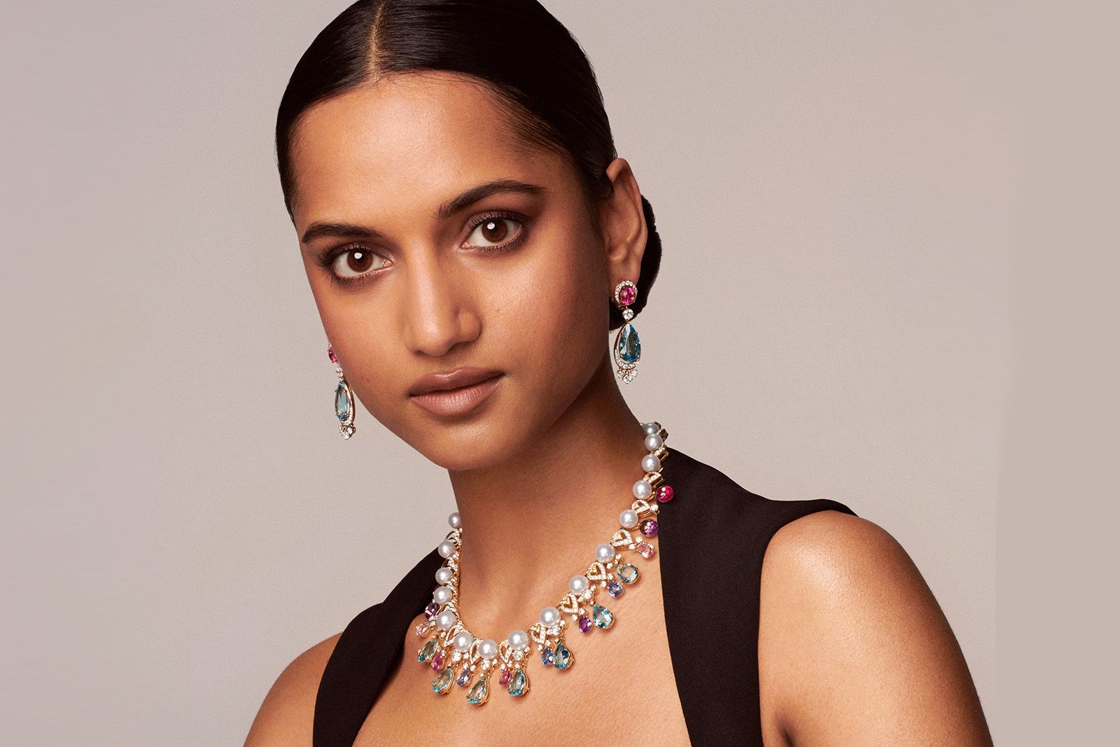  A model wears the Pastel Chorus High Jewellery necklace and matching earrings from the Bulgari Magnifica collection