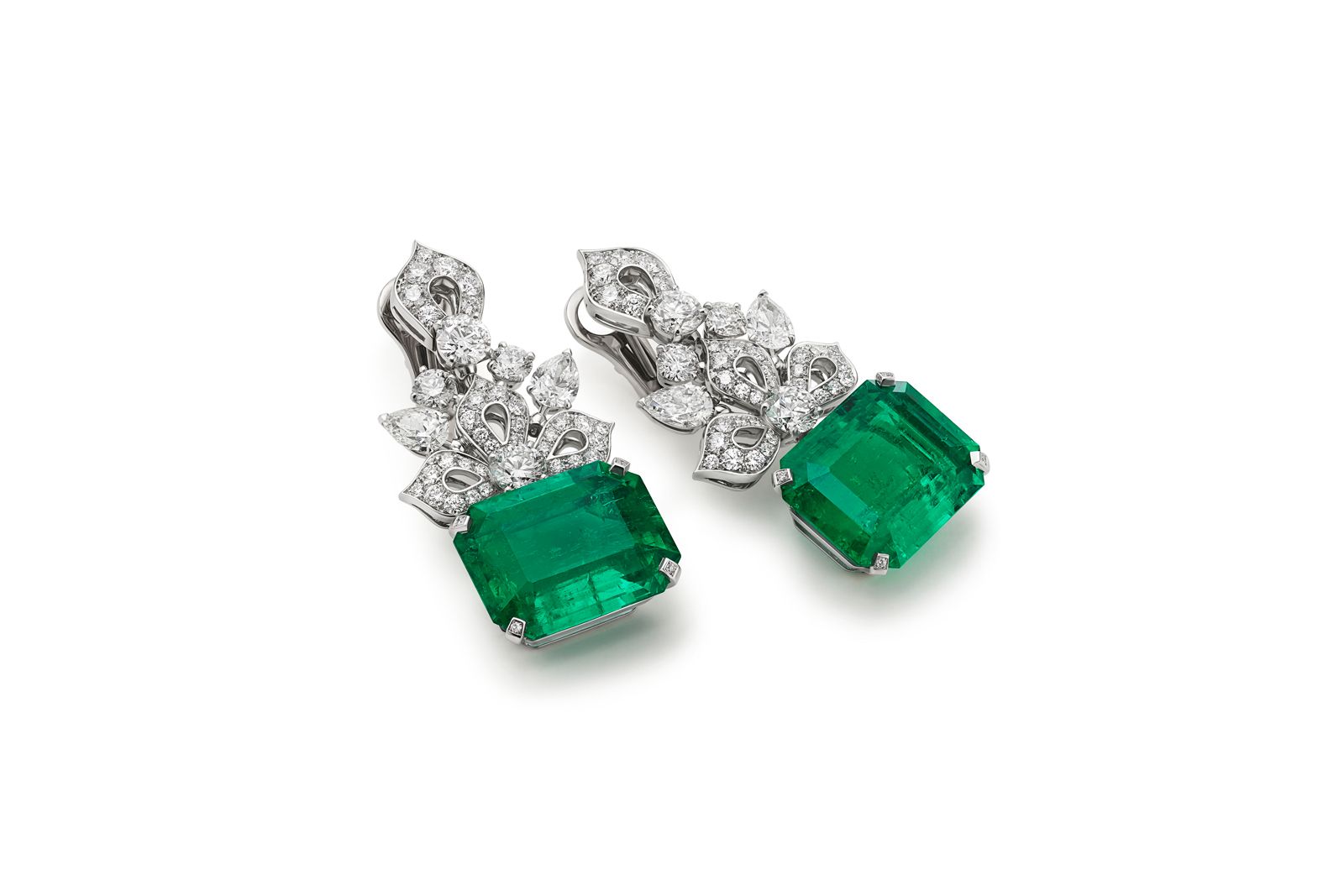  Bulgari Magnifica Emerald Dance High Jewellery earrings with two octagonal Colombian emeralds of 16.02 and 15.05 carats each 