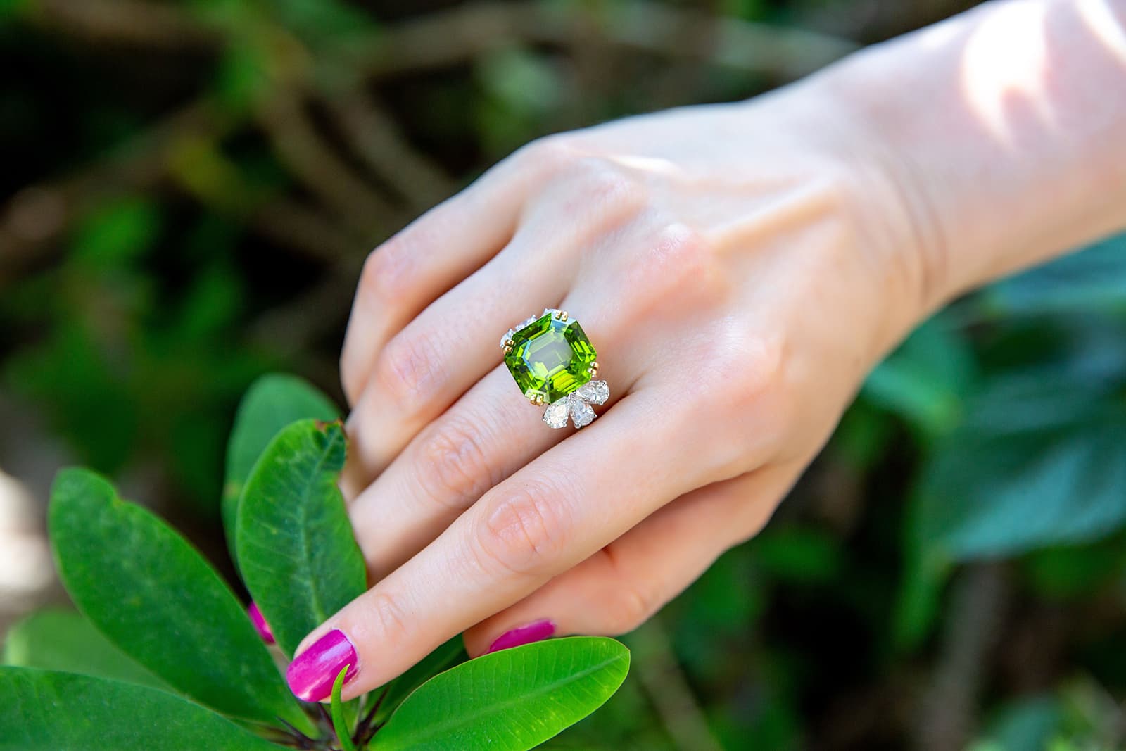 Peridot and diamond ring available at Galerie Montaigne in Monaco 