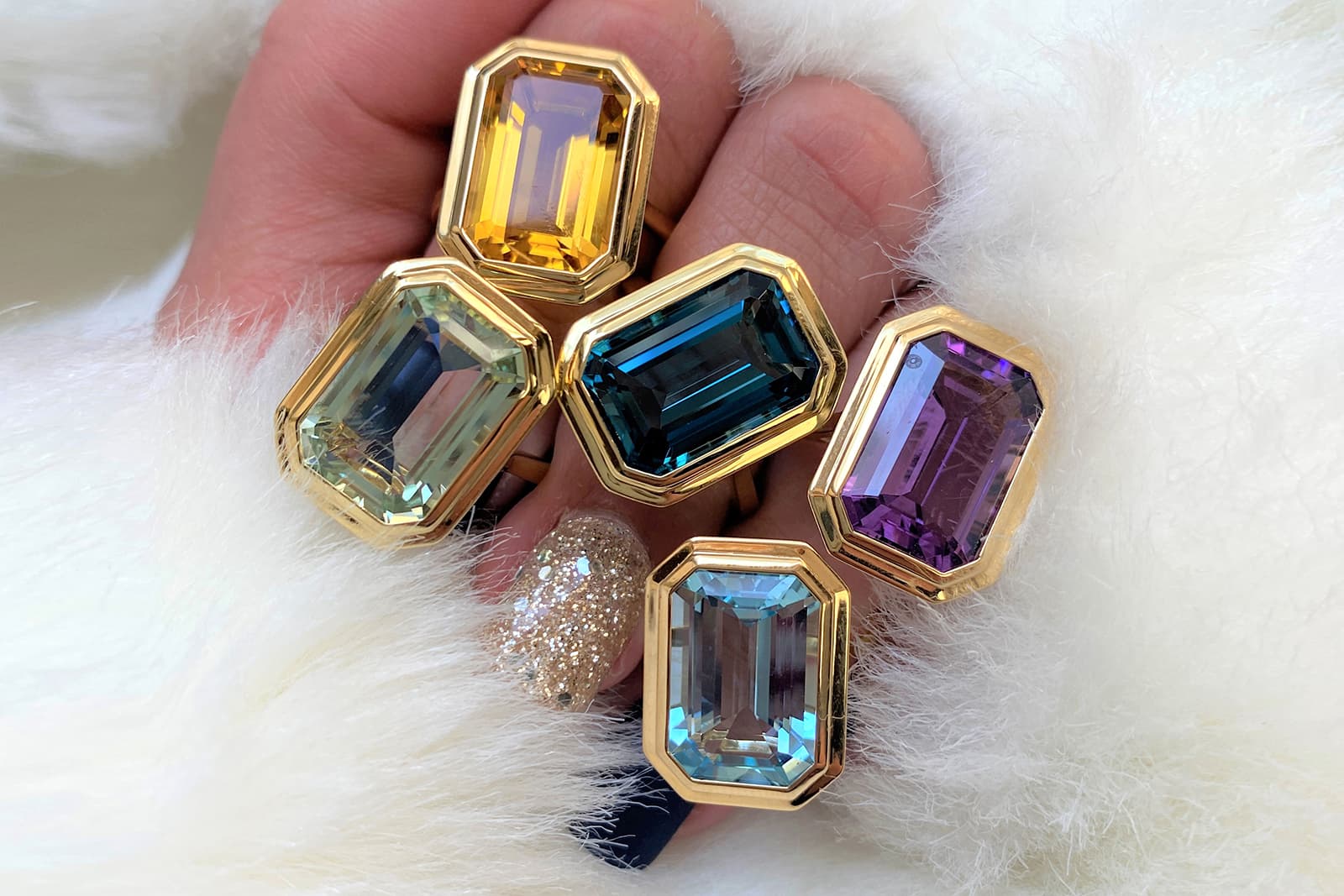  Goshwara Manhatten Collection rings with emerald-cut coloured gemstones 