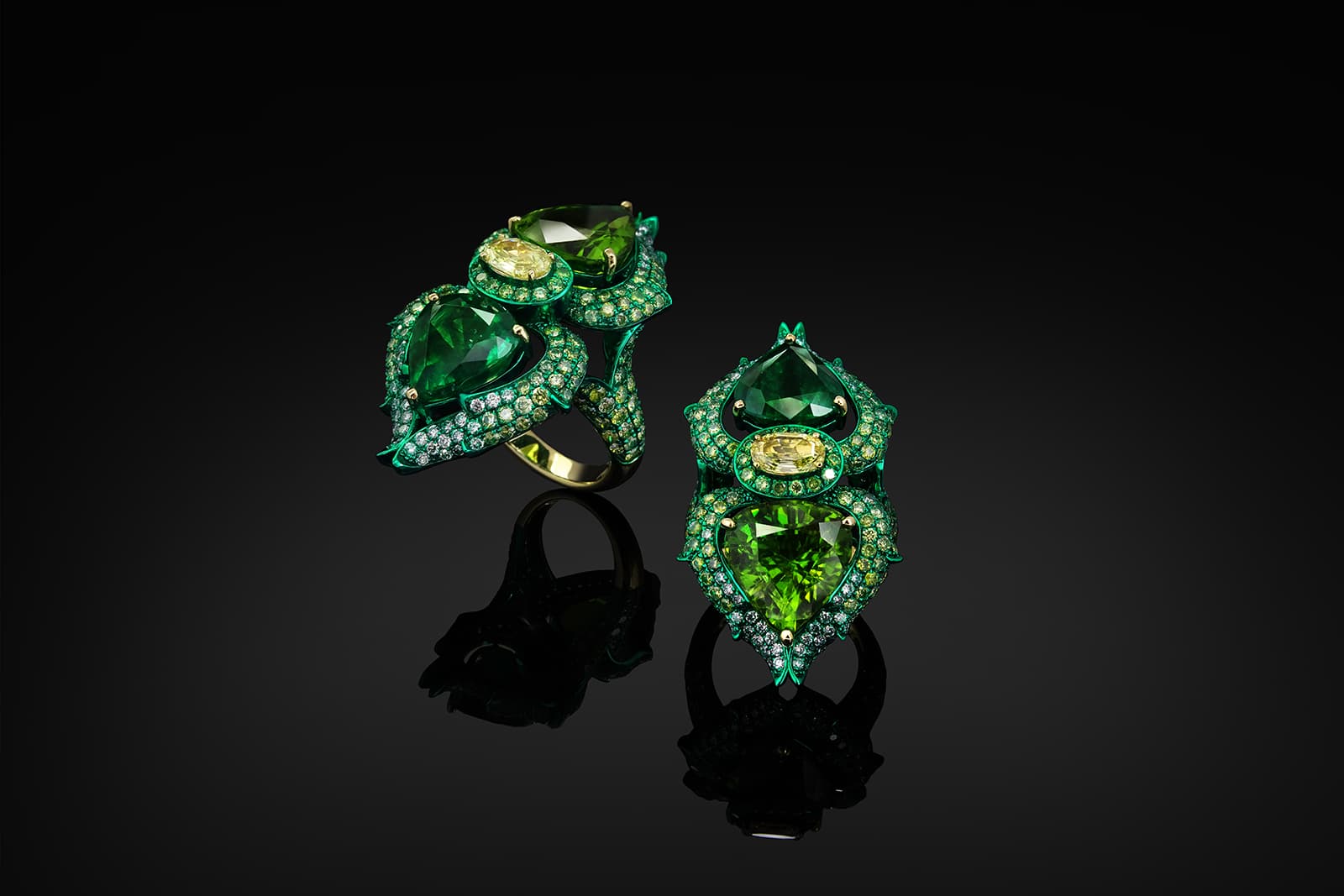  Austy Lee Spiniensis's ring in 18k yellow gold with Zambian emerald, peridot, fancy yellow diamonds and colourless diamonds