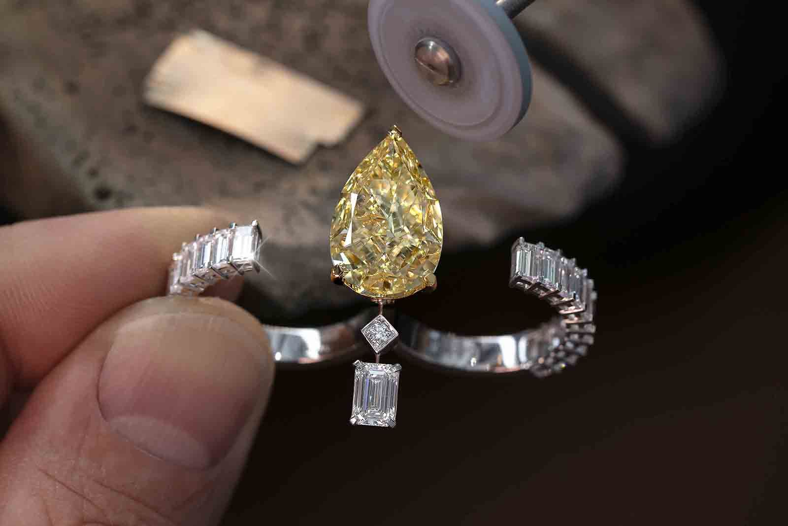  Diamond Magnet two finger ring with a fancy yellow pear-shaped diamond of 8 carats from the Messika Magnetic Attraction High Jewellery collection