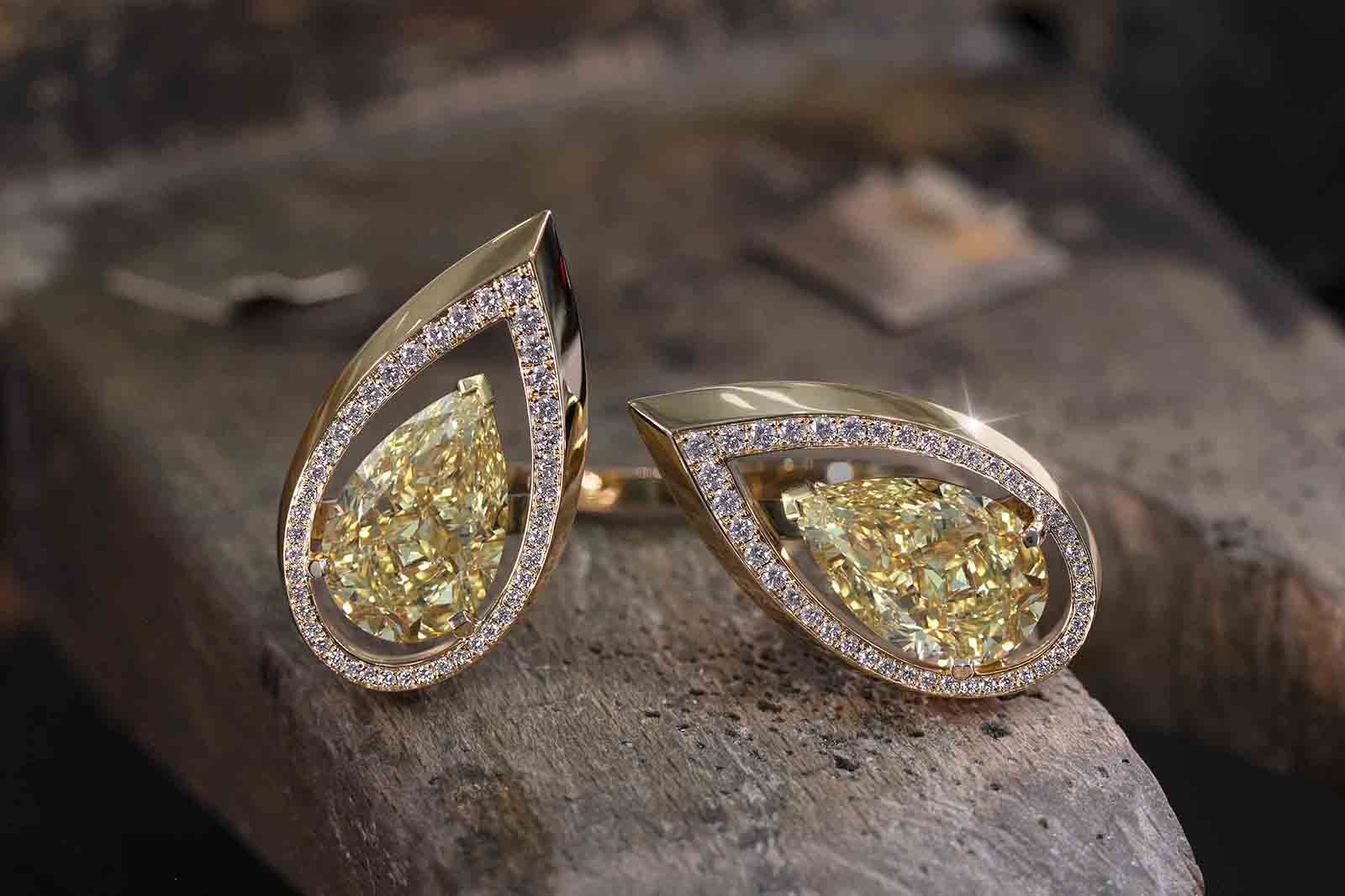 Pear Appeal two finger ring with two fancy yellow pear-shaped diamonds from the Messika Magnetic Attraction High Jewellery collection