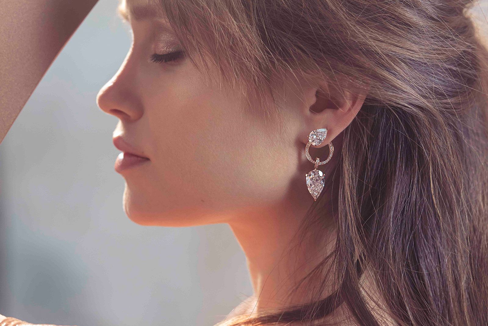  Fanny Sage wears the Magnetic Loop earring with a 7.06 carat pear-shaped diamond from the Messika Magnetic Attraction High Jewellery collection