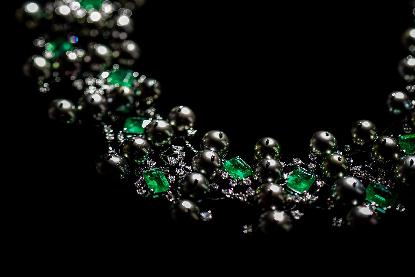  A closer look at a pear, diamond and emerald necklace by Elsa Jin 