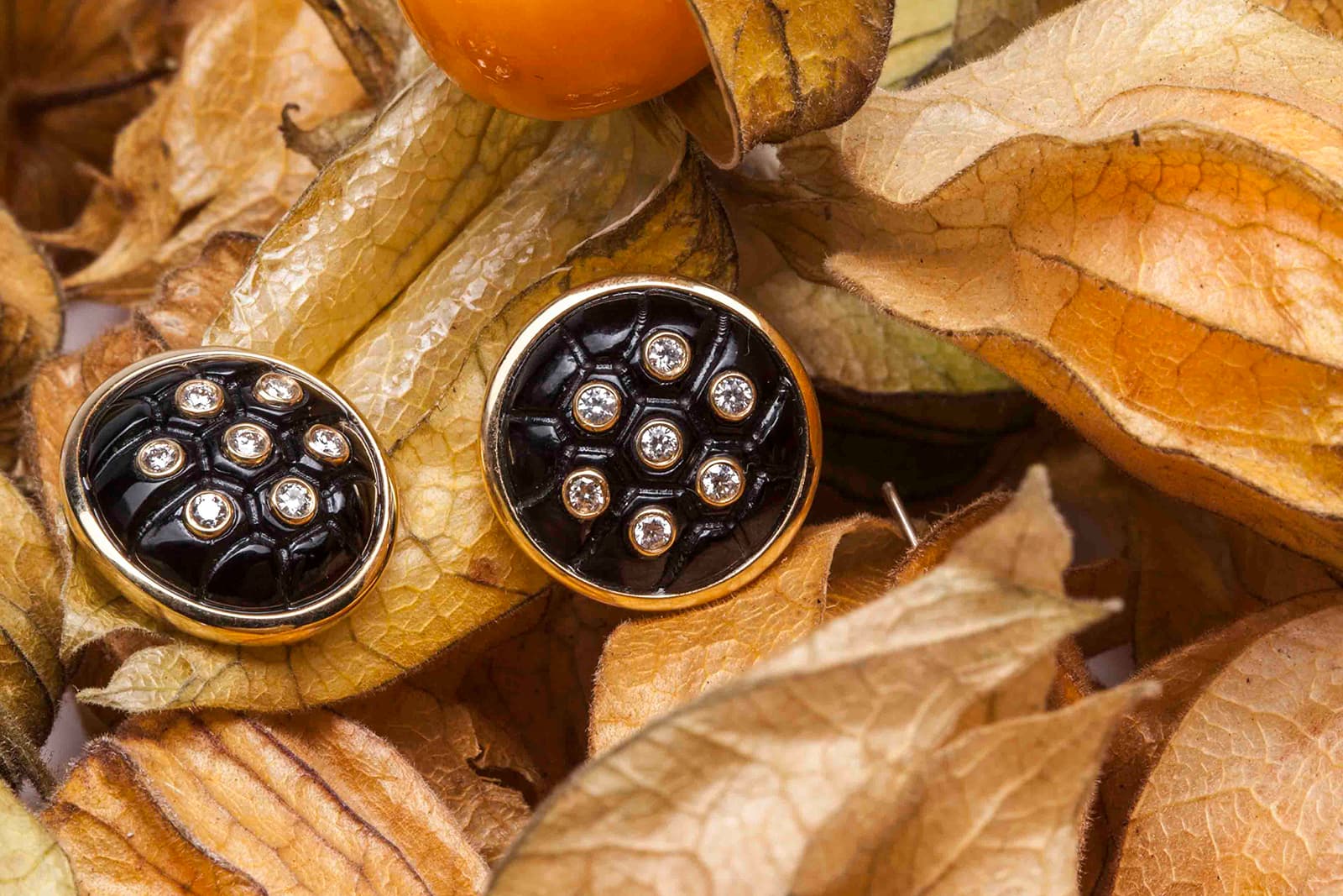  Onirikka Turtlehorn earrings with carved onyx and diamonds in gold