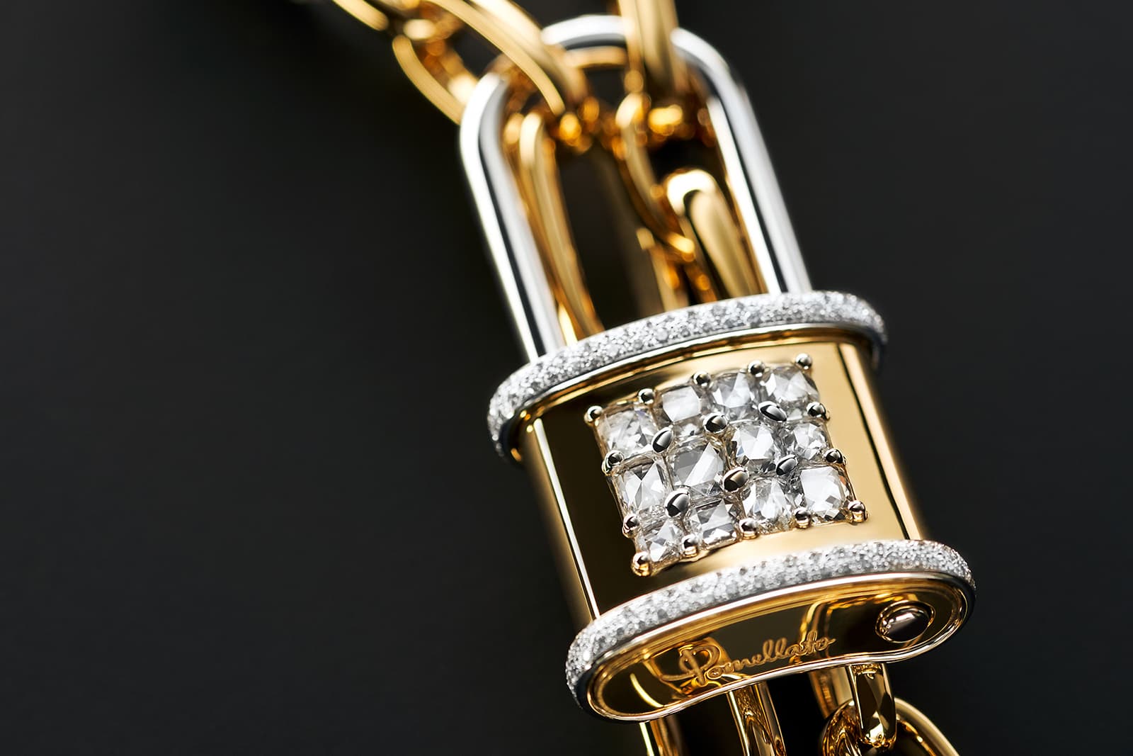  A closer look at the La Gioia di Pomellato Lock Chain necklace 