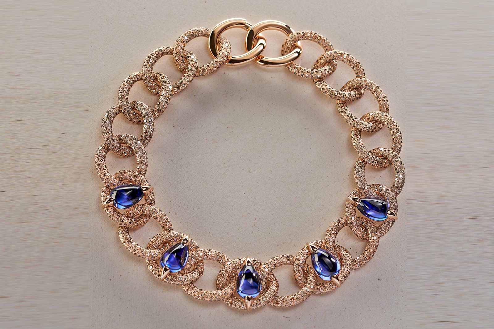  The La Gioia di Pomellato Gourmette Assoluta necklace combines large tanzanite cabochons with cognac diamonds in yellow gold