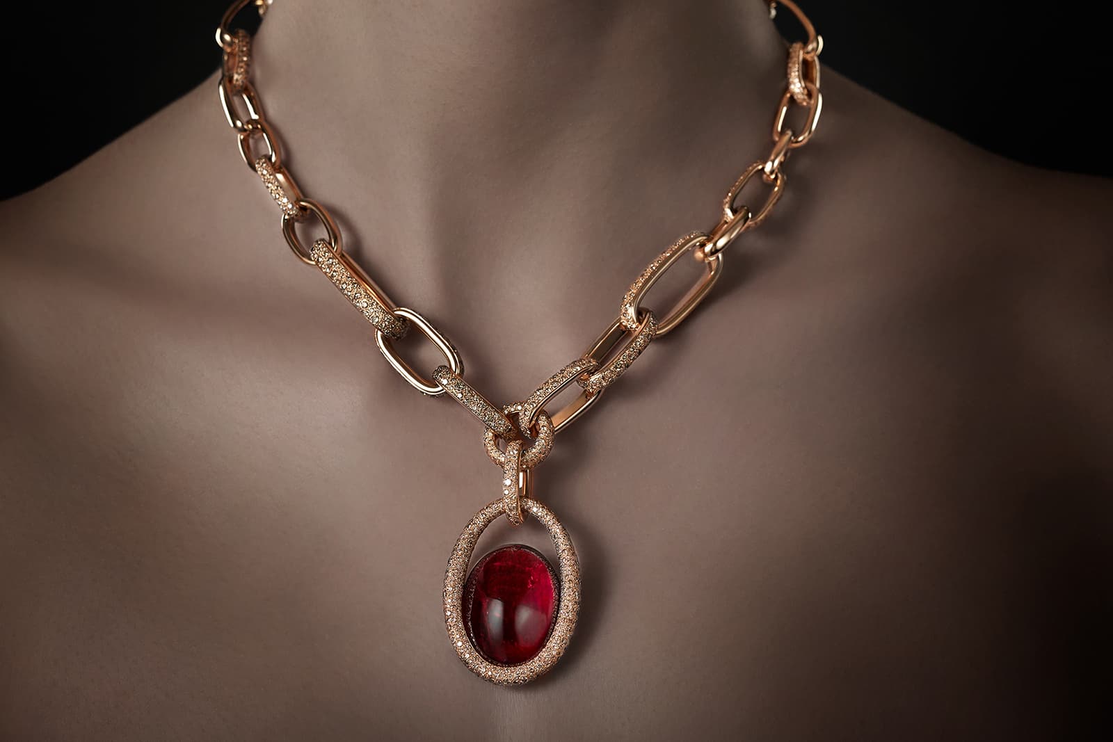 La Gioia di Pomellato Princess Chain necklace with a 58.5 carat tourmaline and cognac diamonds in yellow gold