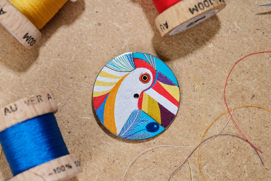  The dial of the Hermès Arceau Toucan de Paradis watch is crafted from silk threads and decorated with enamel