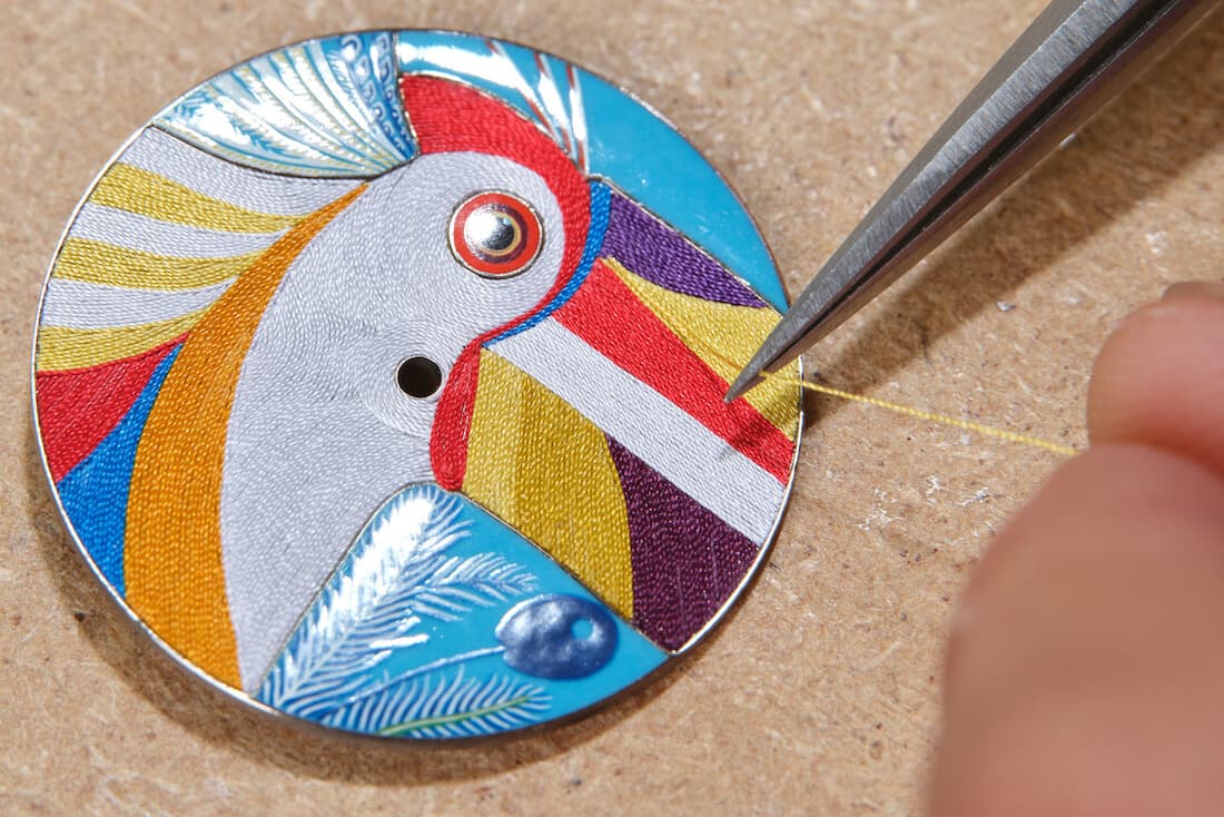  The dial of the Hermès Arceau Toucan de Paradis watch uses a silk threading technique inspired by kimono weaving in Japan