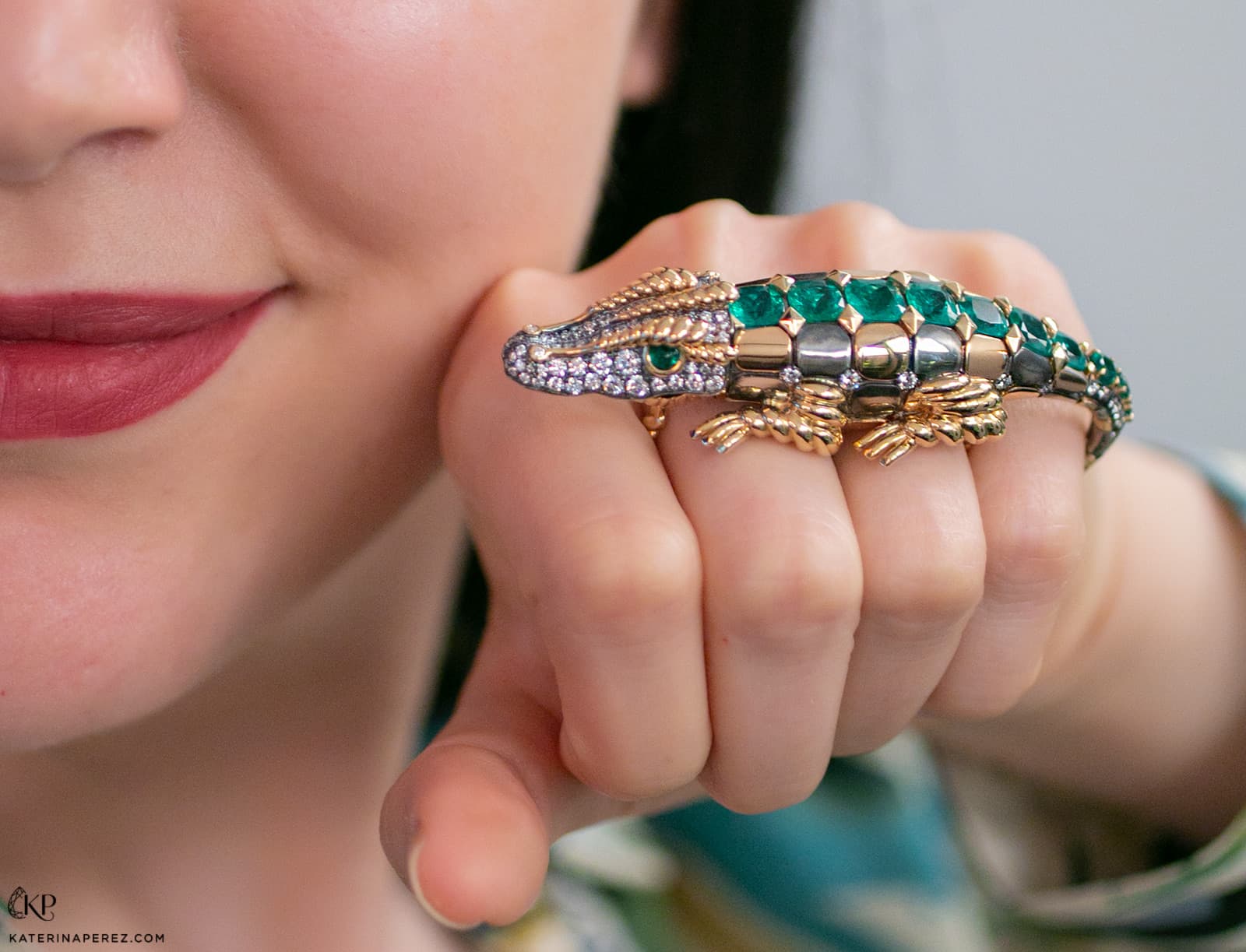 Elie Top Crocodile ring from the Magica Naturae Collection with diamonds and emeralds in yellow gold
