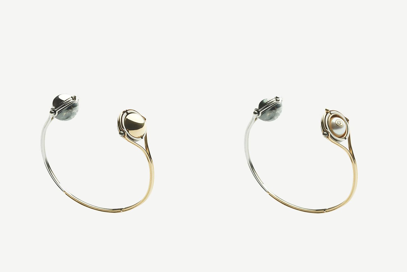  Elie Top Toi&Moi bracelet with an Akoya and Tahitian pearl, white diamond and black diamond, set in 18k yellow gold and distressed silver 