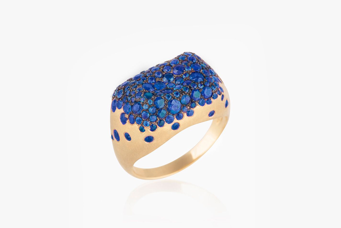  Nada Ghazal Baby Malak Original Bonbon Rectangle ring in 18k yellow gold with 2.20 carats of blue sapphire 