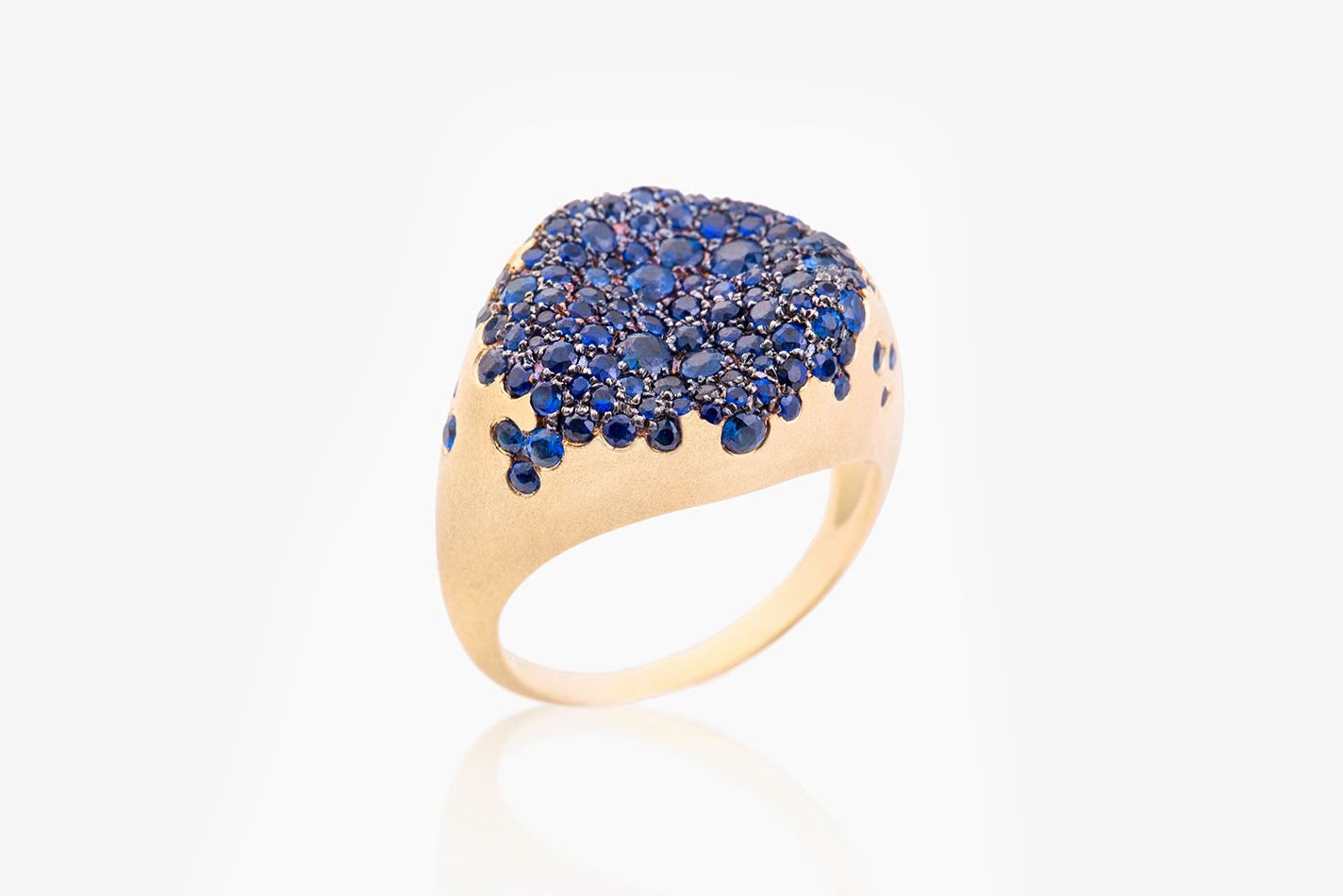  Nada Ghazal Baby Malak Original Bonbon Round ring in 18k yellow gold with 2.25 carats of blue sapphire