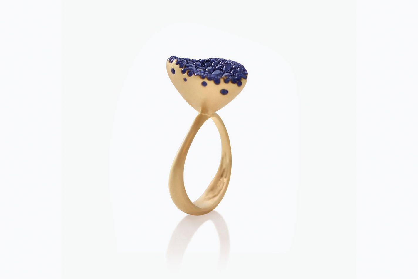  Nada Ghazal Baby Malak Flourish Bonbon Small Marquise ring in 18k yellow gold with 1.05 carats of blue sapphire
