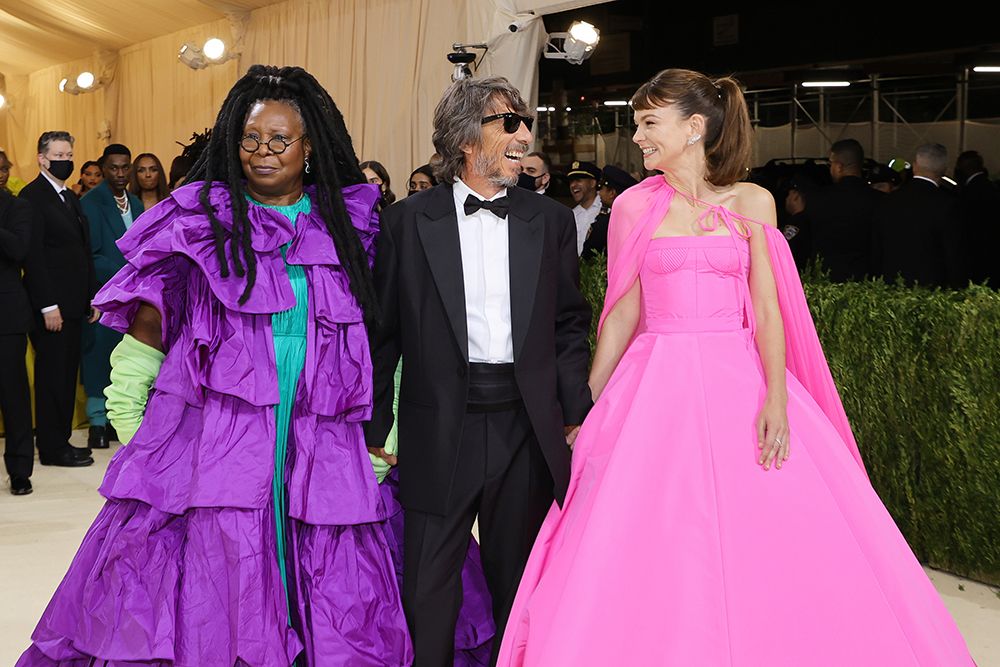  Actresses Whoopi Goldberg and Carey Mulligan with Valentino designer Pier Paolo Piccioli at the Met Gala 2021