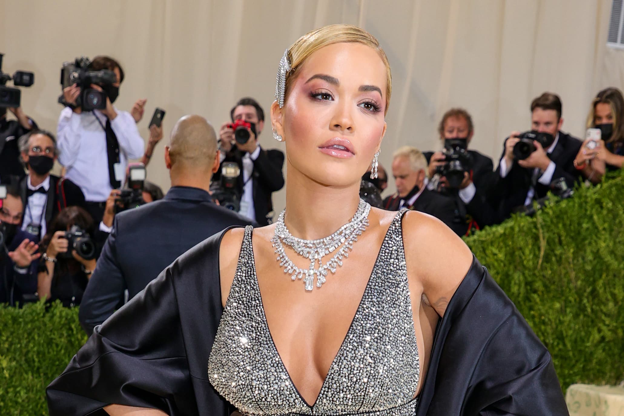  Singer Rita Ora at the Met Gala 2021 wearing diamond necklaces by De Beers 