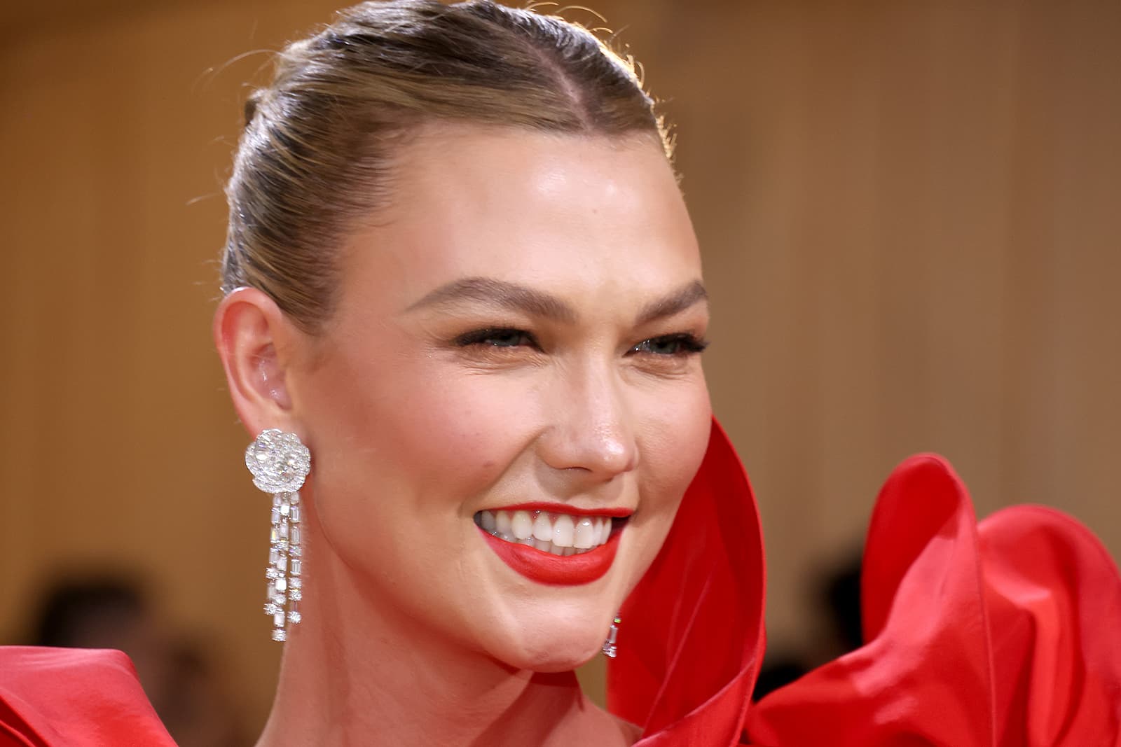  Model Karlie Kloss at the Met Gala 2021 wearing De Beers diamond earrings 