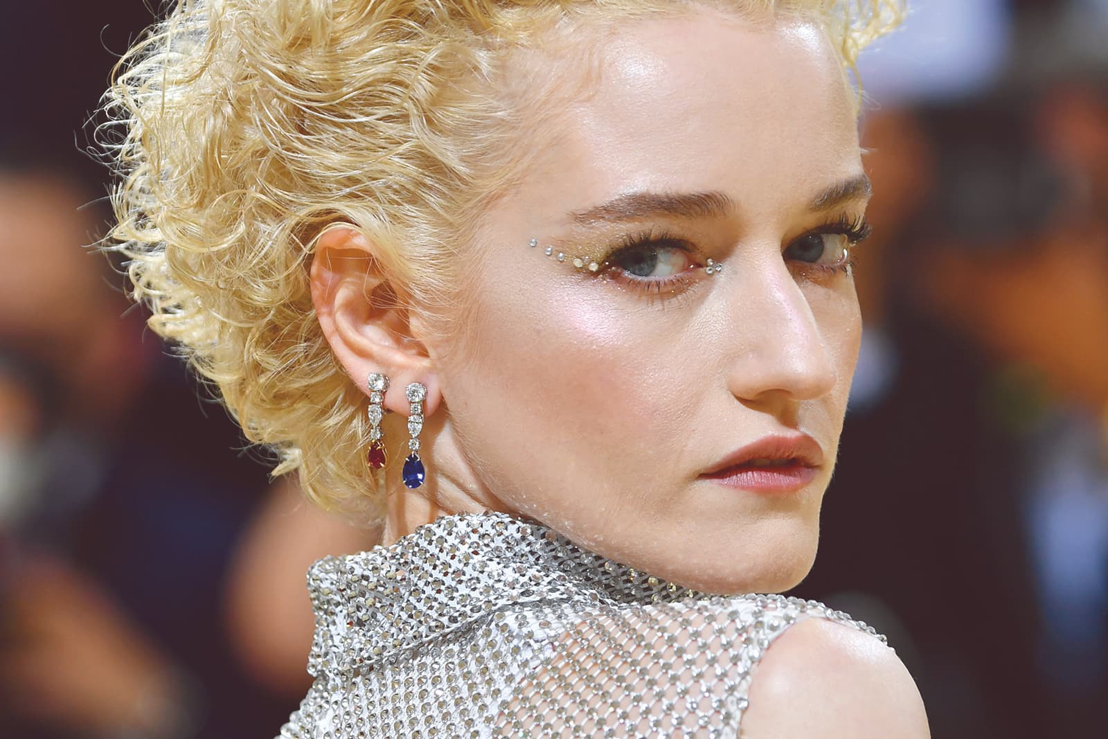  Actress Julia Garner at the Met Gala 2021 wearing diamond, sapphire and ruby earrings by Harry Winston