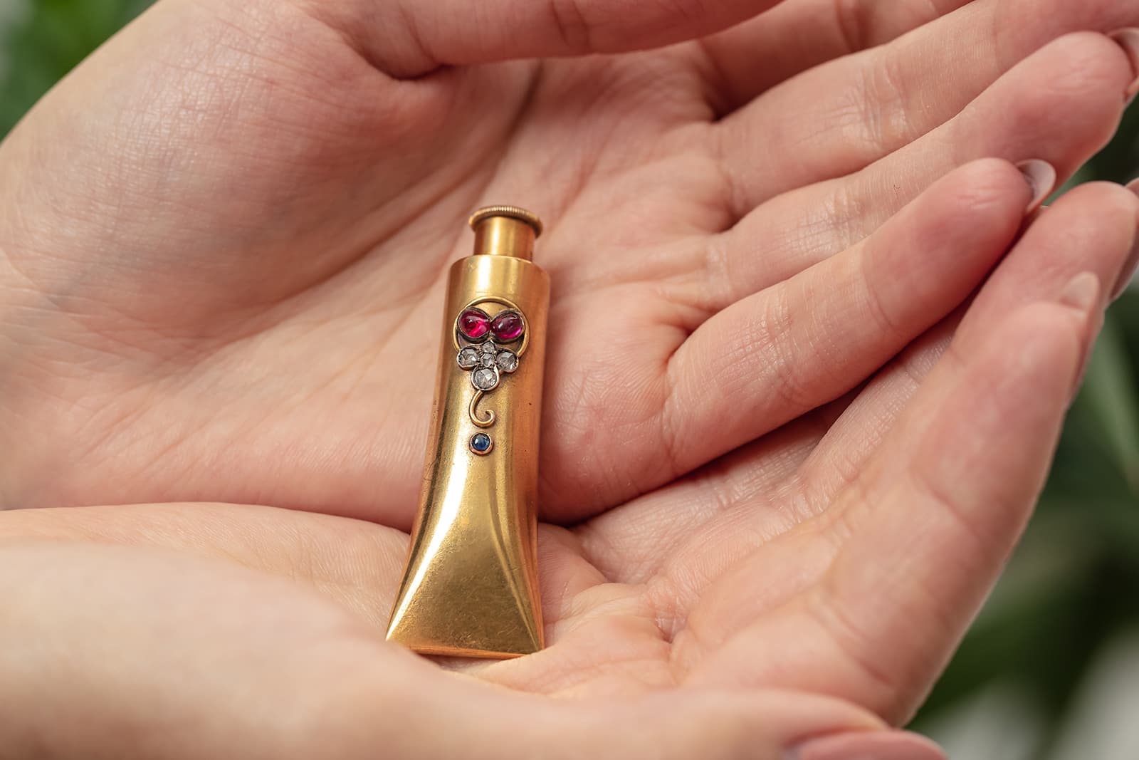  Fabergé jewelled gold scent bottle (circa. 1890) in the shape of a paint tube, set with a cabochon sapphire, diamonds, and cabochon rubies, to be sold by Christie’s in November 2021