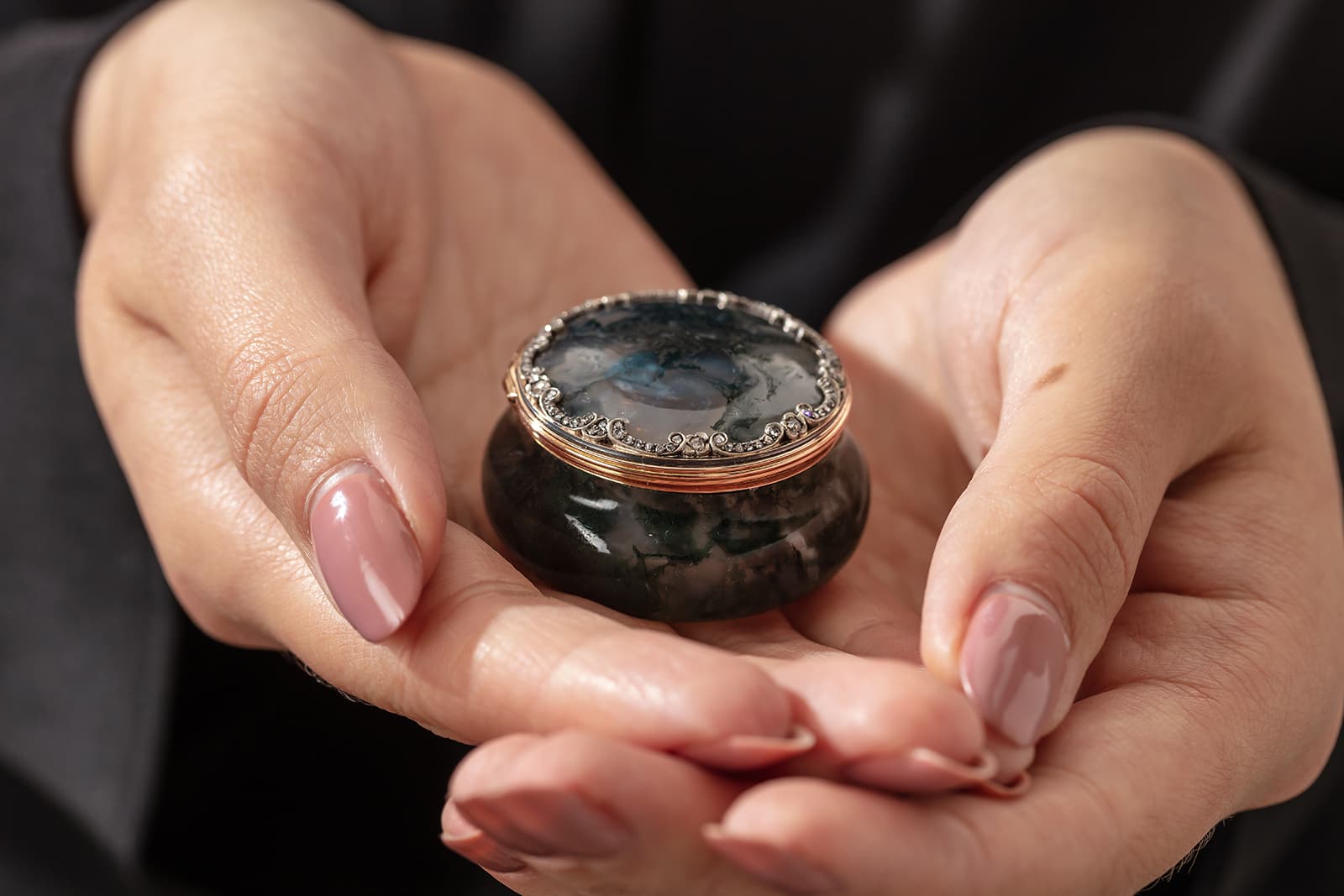  Fabergé moss agate bonbonniere (circa. 1890) with gold and rose-cut diamonds, from the Harry Woolf collection to be sold by Christie’s London in November 2021