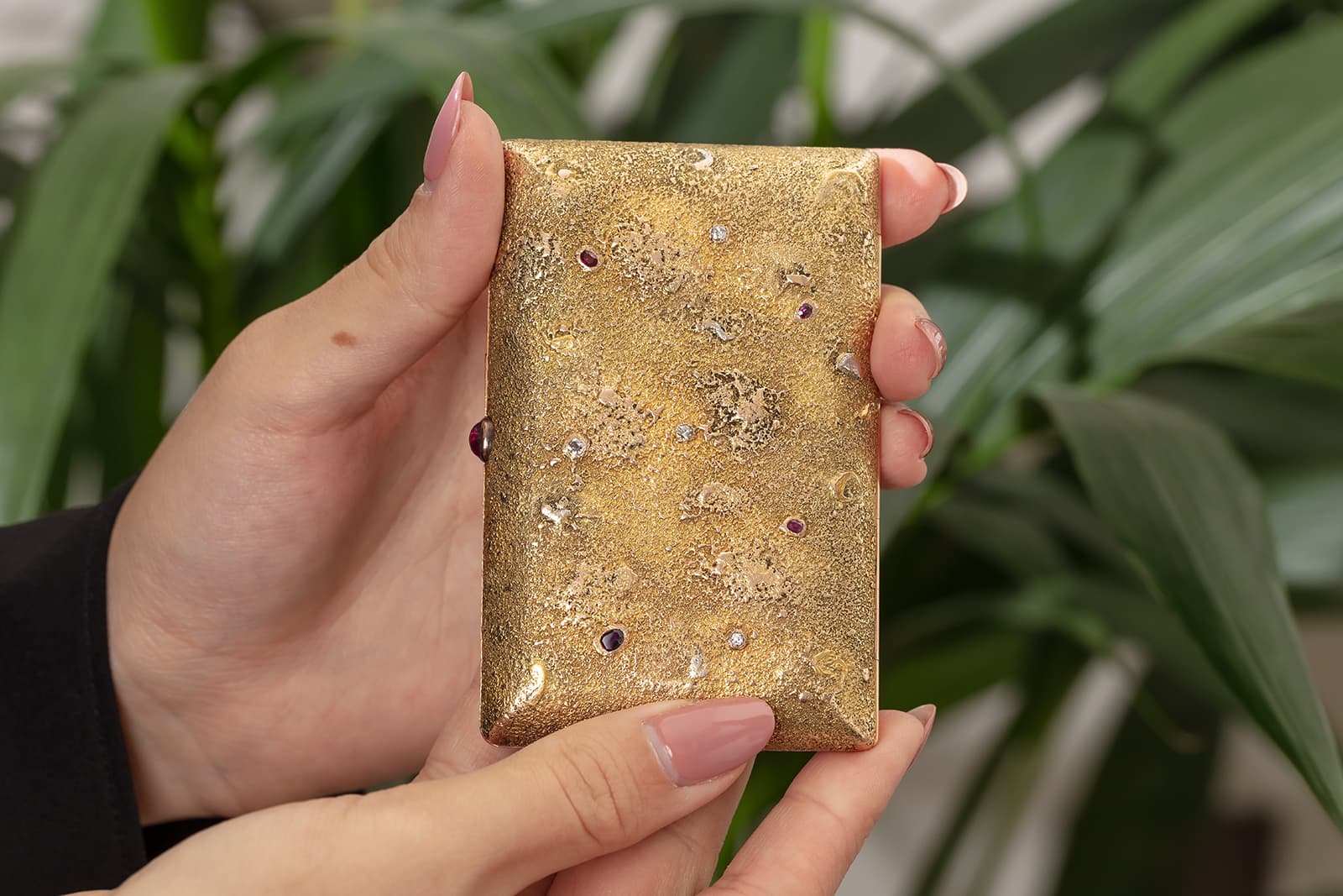  Fabergé jewelled gold samorodok cigarette case (circa. 1904-1908) set with diamonds, rubies and a cabochon ruby push piece, to be sold by Christie’s London in November 2021