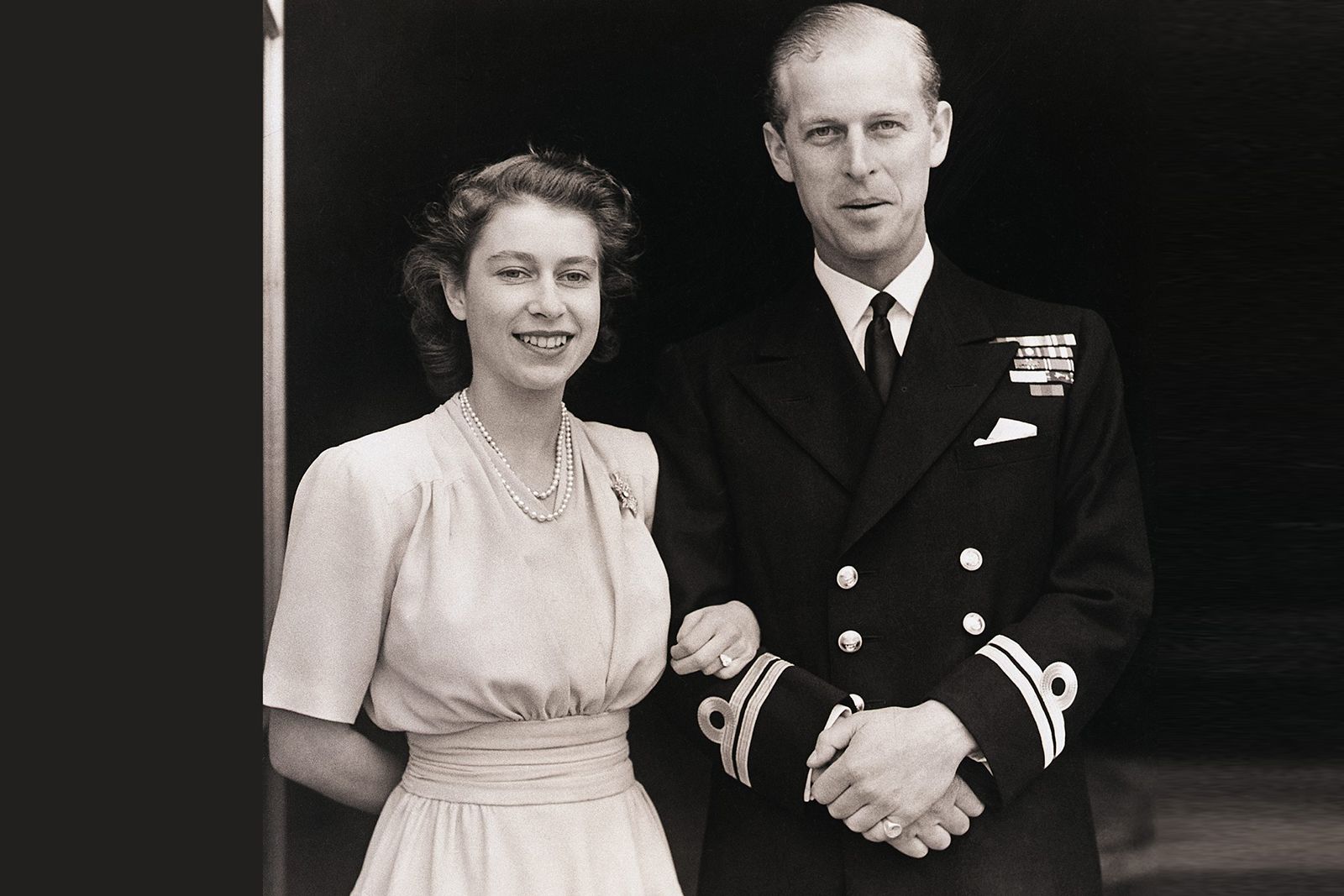  Queen Elizabeth II was presented with a 3 carat round diamond solitaire engagement ring by Prince Philip in 1947 