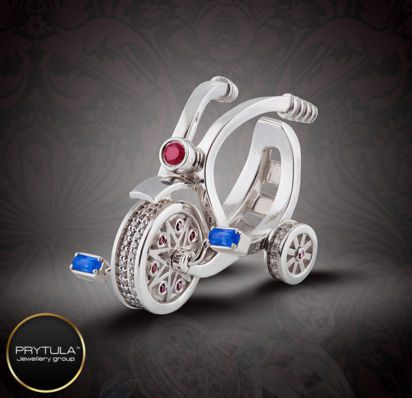 Кольцо Велосипед с сапфирами, бриллиантами и рубинами от Притула Jewellery Group 