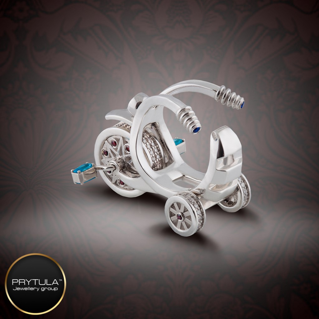 Кольцо Велосипед с сапфирами, бриллиантами и рубинами от Притула Jewellery Group 