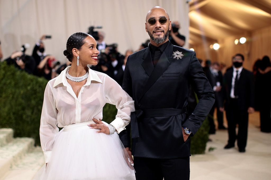  Record producer Swizz Beatz wears a Dior & Peter Doig brooch to the Met Gala 2021 alongside his wife Alicia Keys