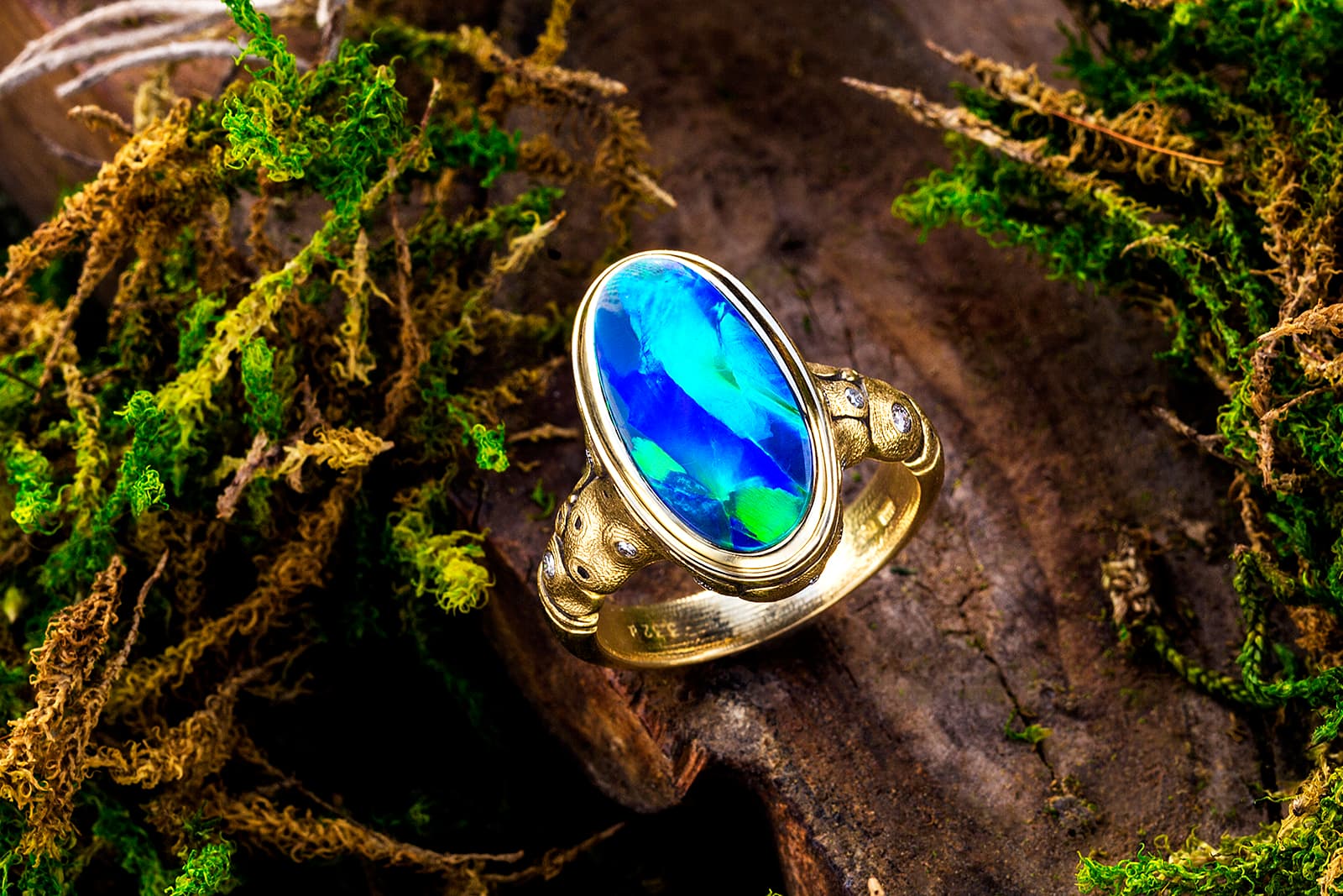  Alex Sepkus ring in yellow gold with an oval-shaped black opal 